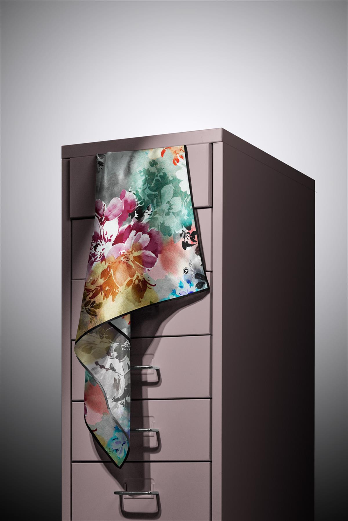 %100 Twill İpek Çiçek  Desenli Siyah - Mürdüm Renkli 90x90 Eşarp Dikim Şekli : El Dikişi