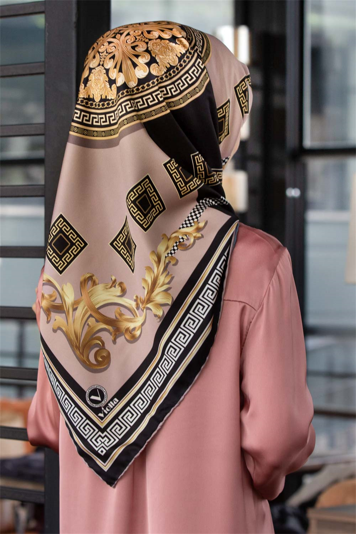 Twill Barok Desenli Bej Renkli 90x90 Eşarp (İpek İçermez) Kenar Dikiş Şekli El Dikişli