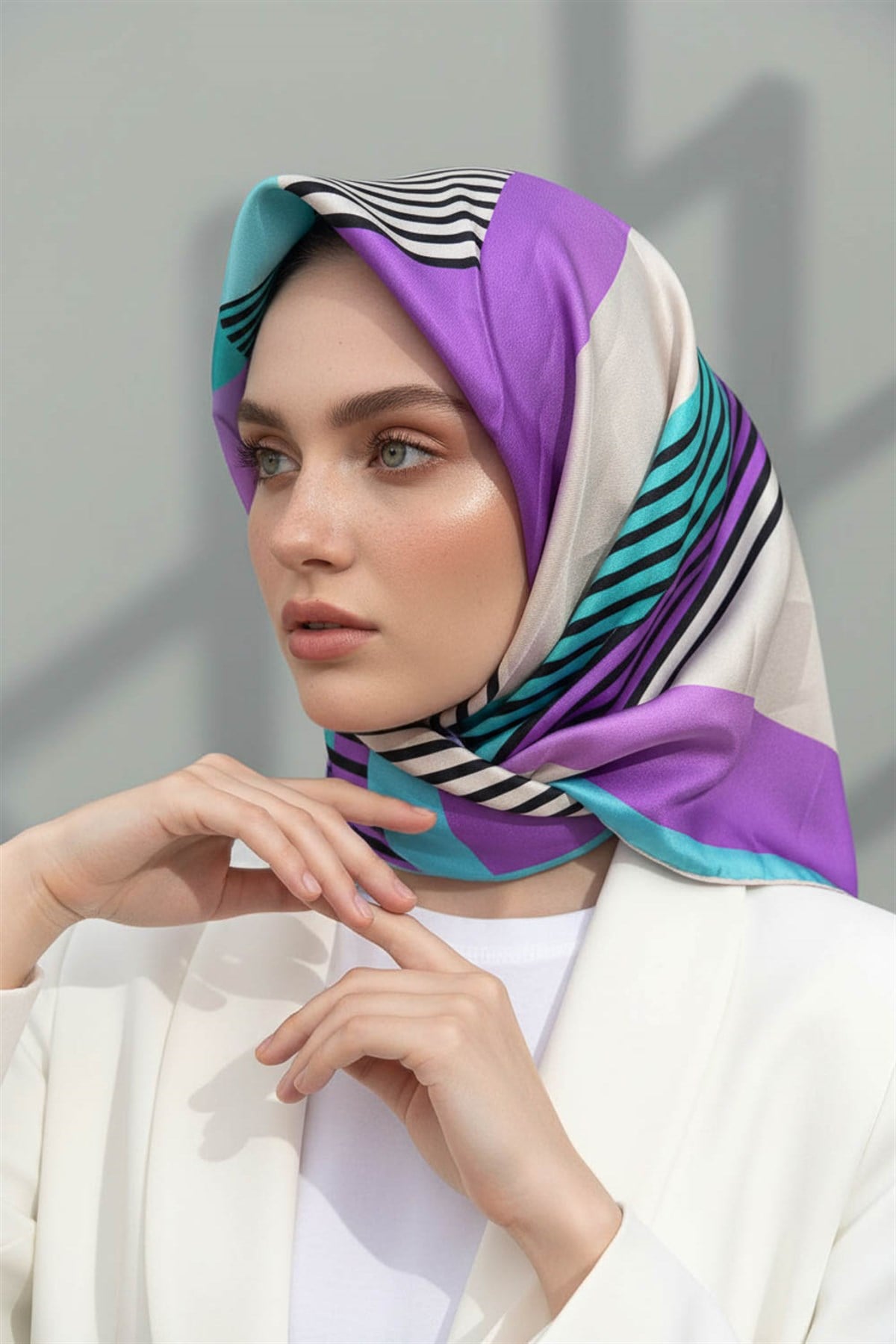 100% Twill İpek Geometrik Desenli Mint Yeşili - Lila Renkli 90x90 Dikim Şekli : El Dikişi Eşarp