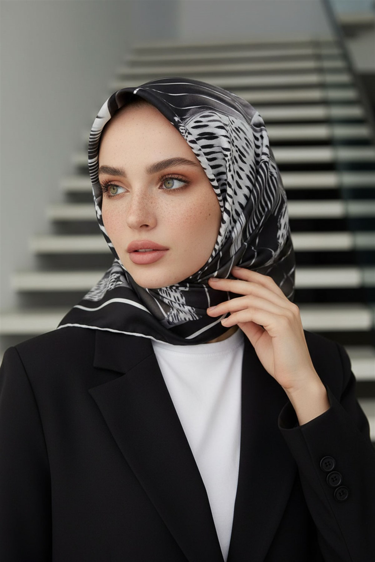 %100 Twill İpek Geometrik Desenli Siyah - Beyaz Renkli 90x90 Eşarp Dikim Şekli : El Dikişi