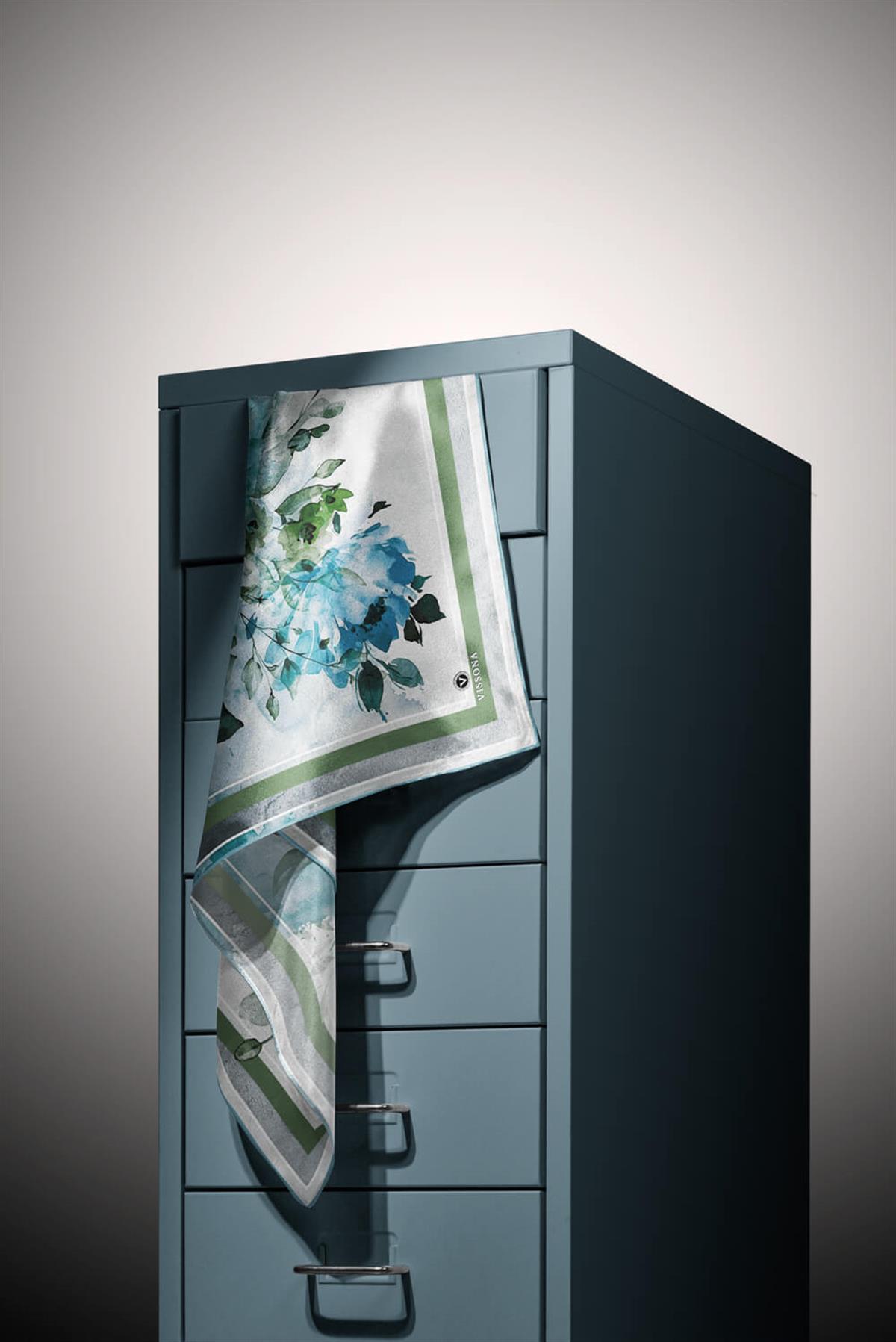 %100 Twill İpek Bahar Çiçekleri Desenli Petrol Yeşili - Haki Renkli 90x90 Eşarp Dikim Şekli : El Dikişi