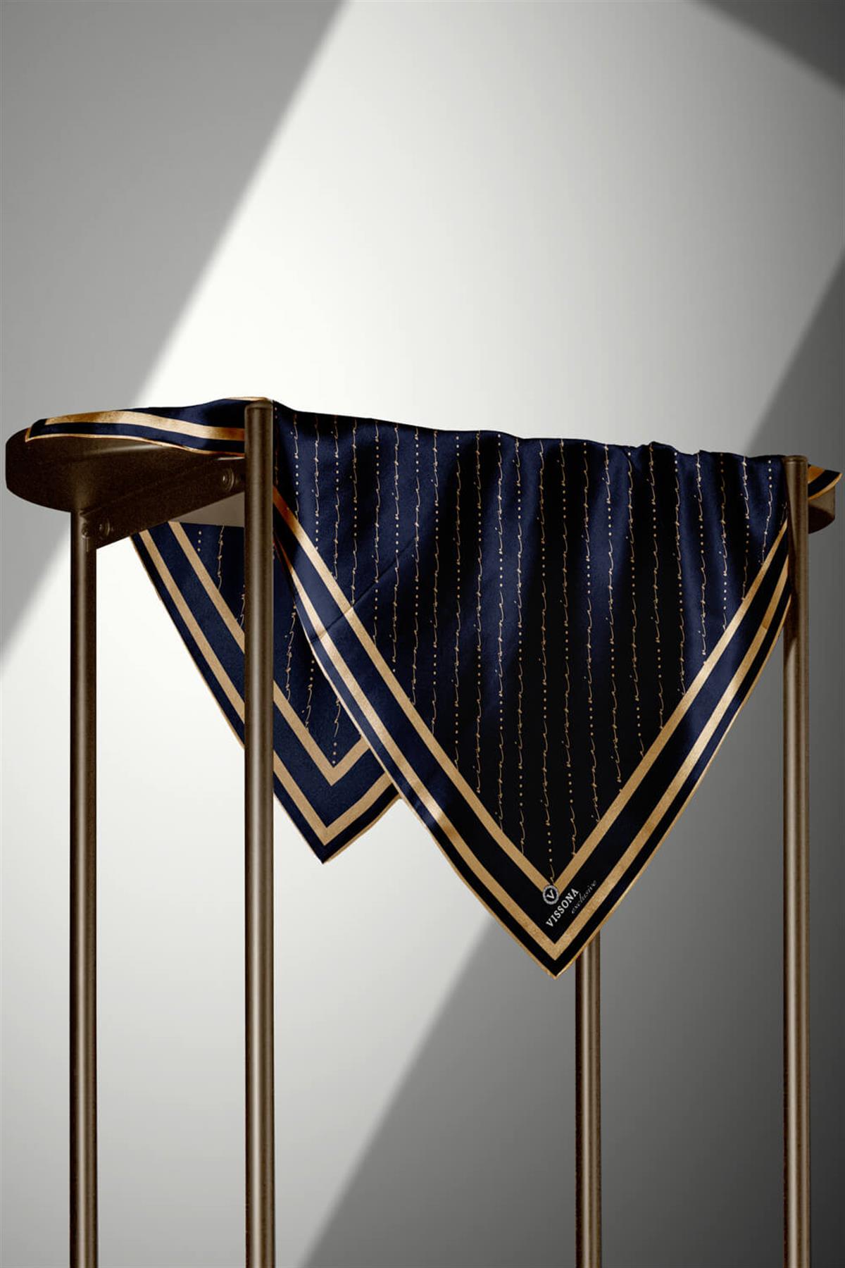 %100 Twill İpek El Yazısı Vissona Desenli Lacivert - Gold Renkli Daha Tok Exclusive Serisi 90x90 Eşarp Kenar Dikiş Şekli : El Dikişi