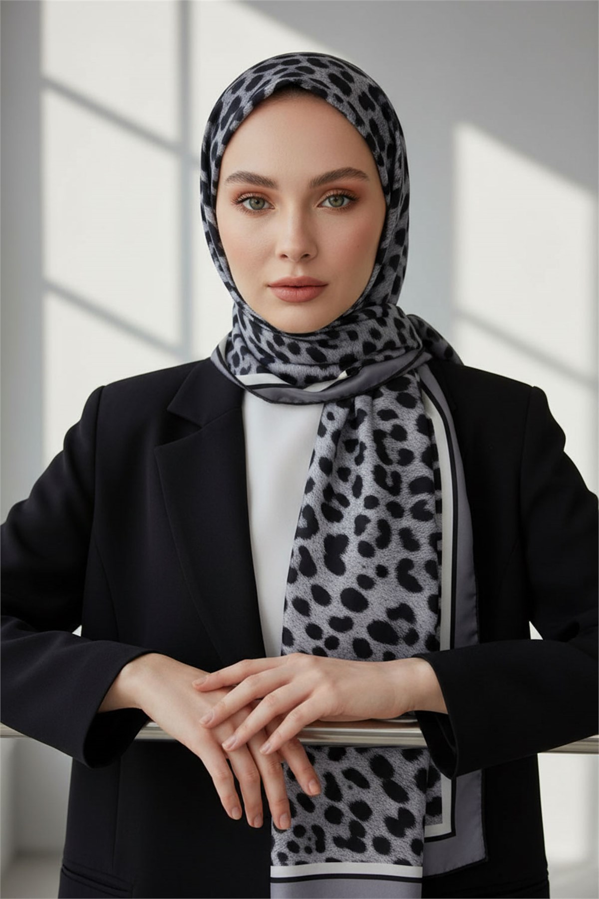 KREP LEOPAR DESENLİ GÜMÜŞ RENKLİ 75X195 KIRIŞMAZ ŞAL