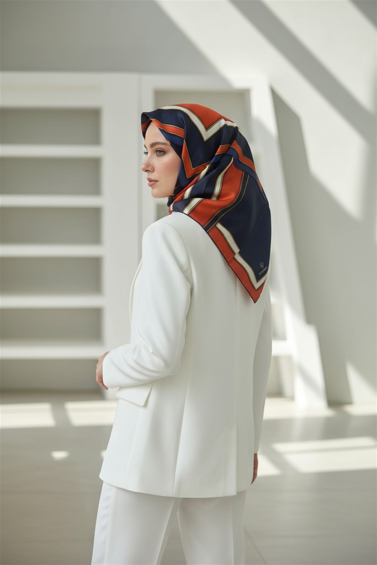 %100 Twill Geometrik Monogram Desenli Lacivert - Taba Renkli 90x90 Eşarp Kenar Dikiş Şekli : El Dikişli