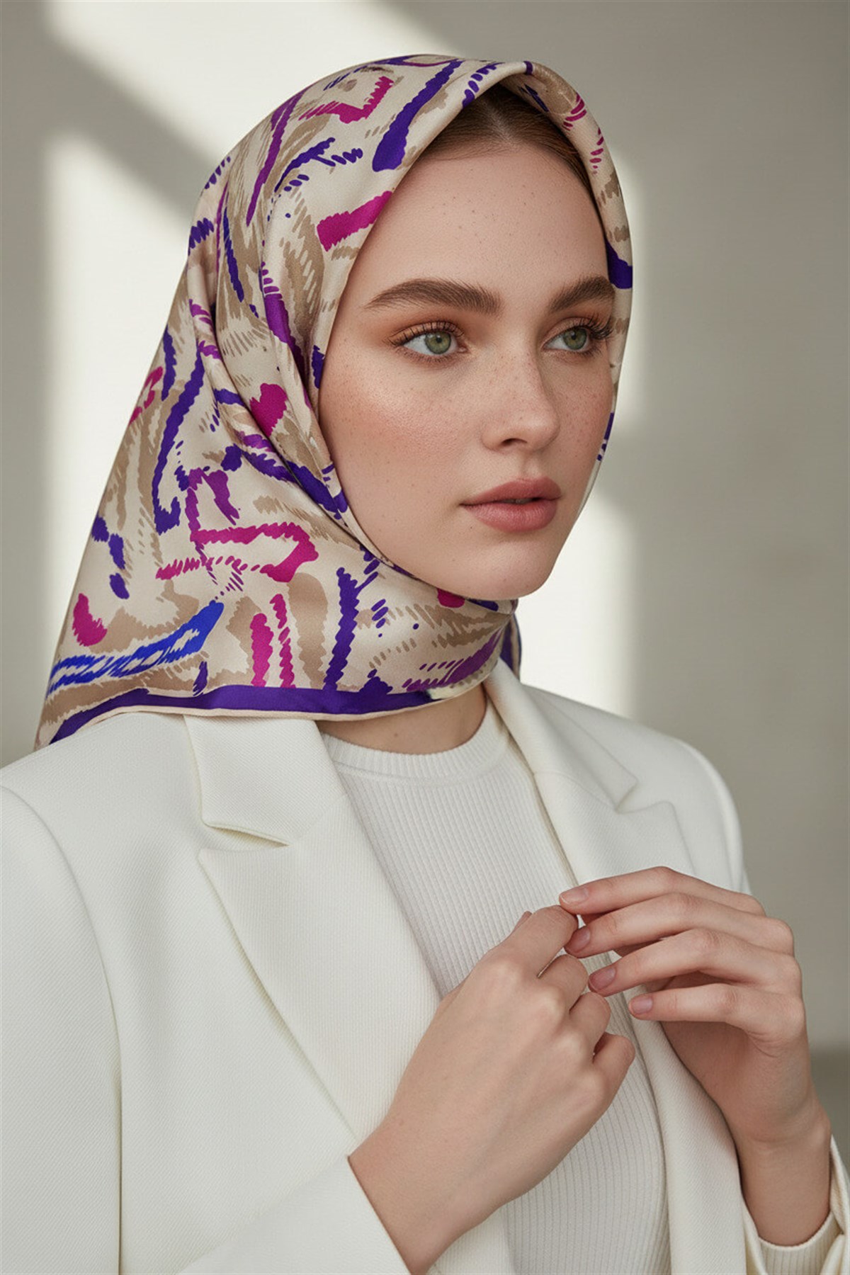 %100 Twill İpek Geometrik Desenli Mor - Fuşya Renkli 90x90 Eşarp Dikim Şekli : El Dikişi