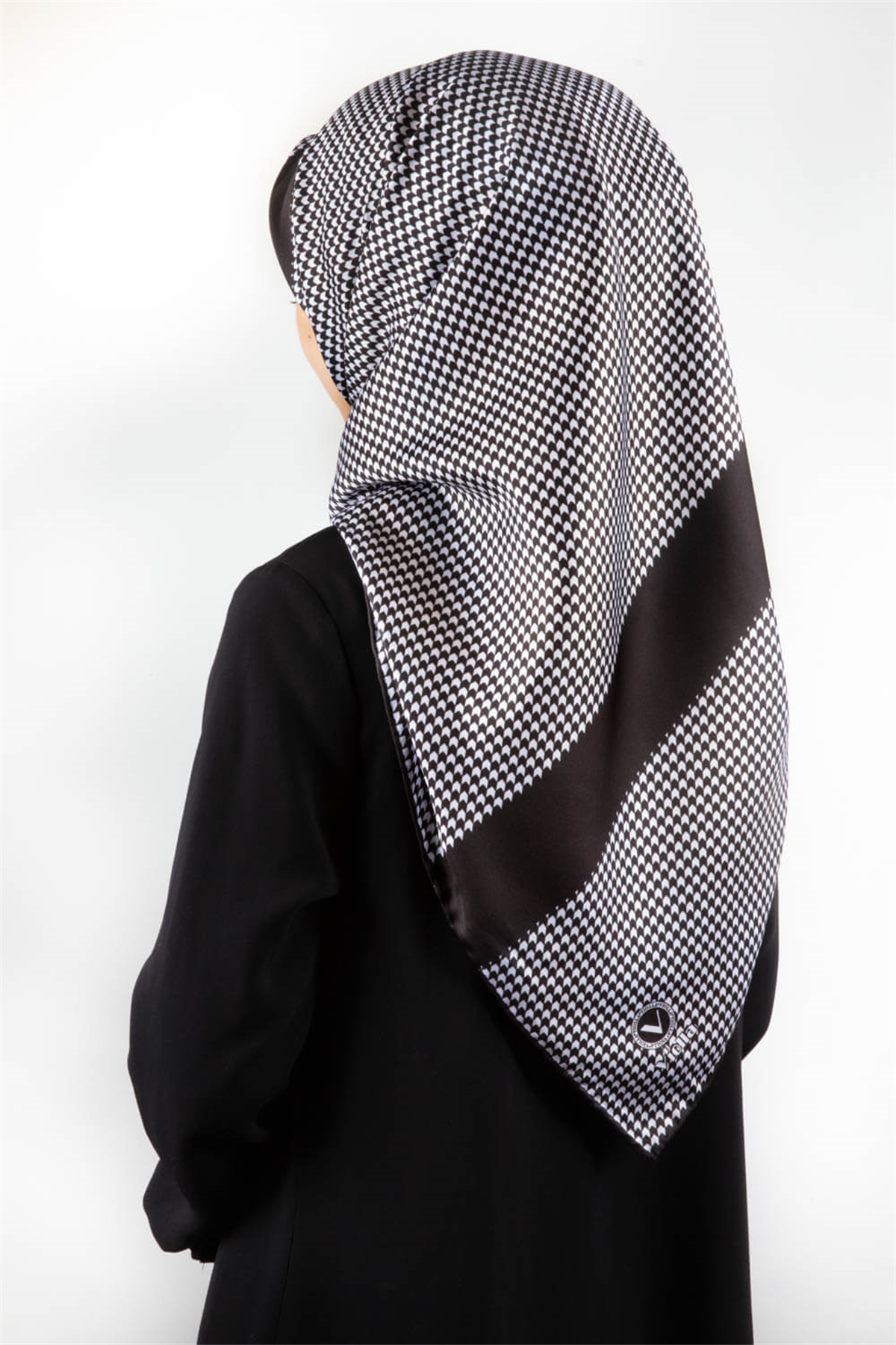 Twill Kazayaklı Şerit Desenli Siyah Renkli 90x90 Eşarp (İpek İçermez) Dikim Şekli : El Dikişi