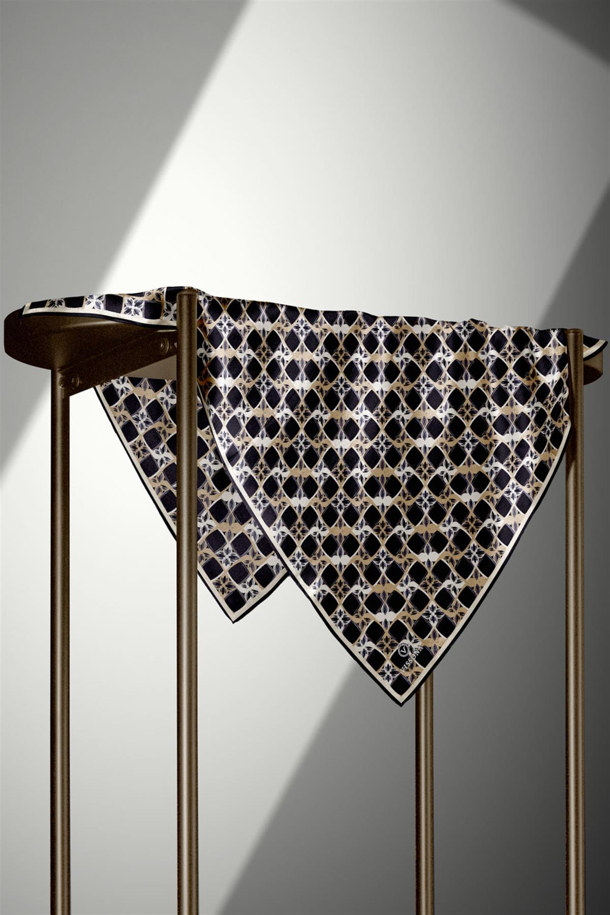 %100 Twill İpek Geometrik Desenli Siyah - Bej Renkli 90x90 Eşarp Dikim Şekli : El Dikişi