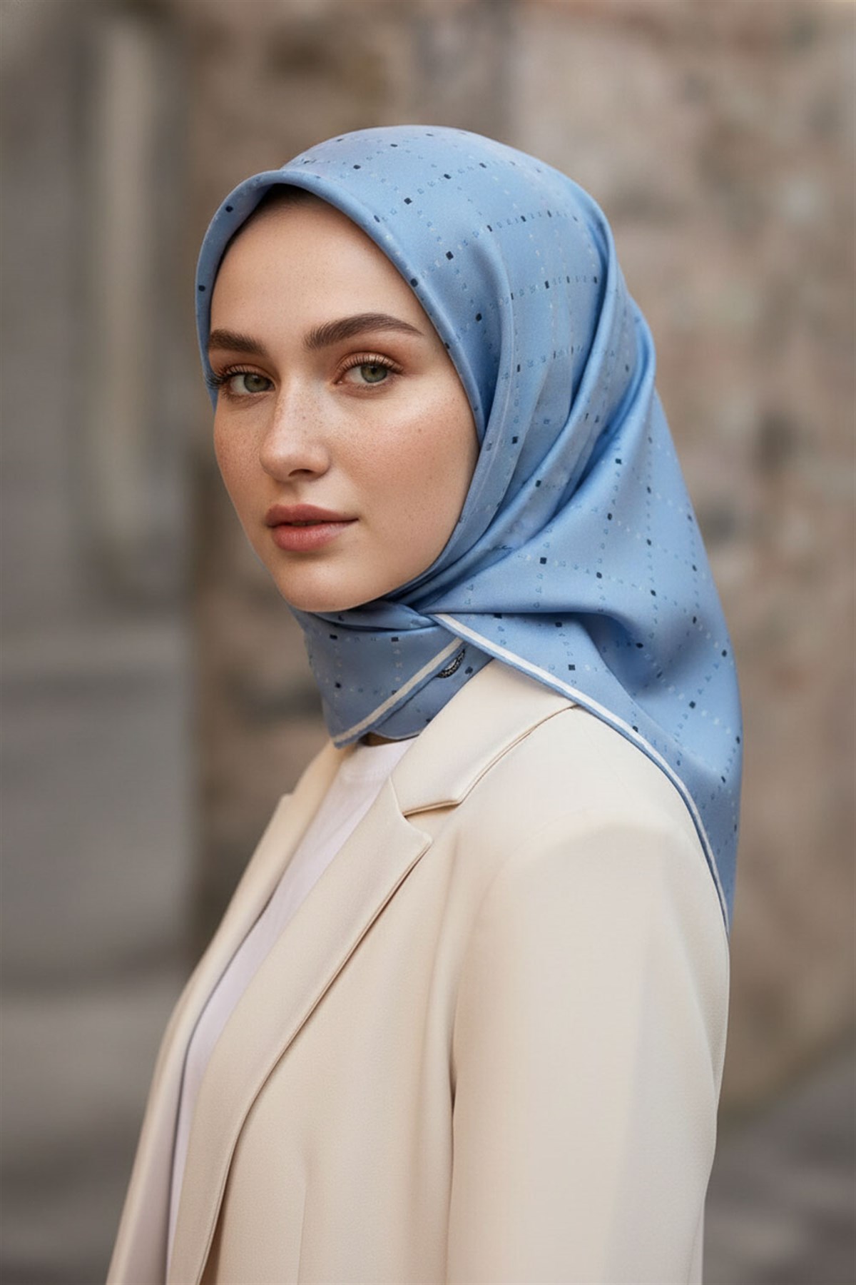 % 57 İPEK % 43 VİSKON Twill İpek Minik V Desenli Bebe Mavisi Renkli 90x90 Eşarp Dikim Şekli : El Dikişi