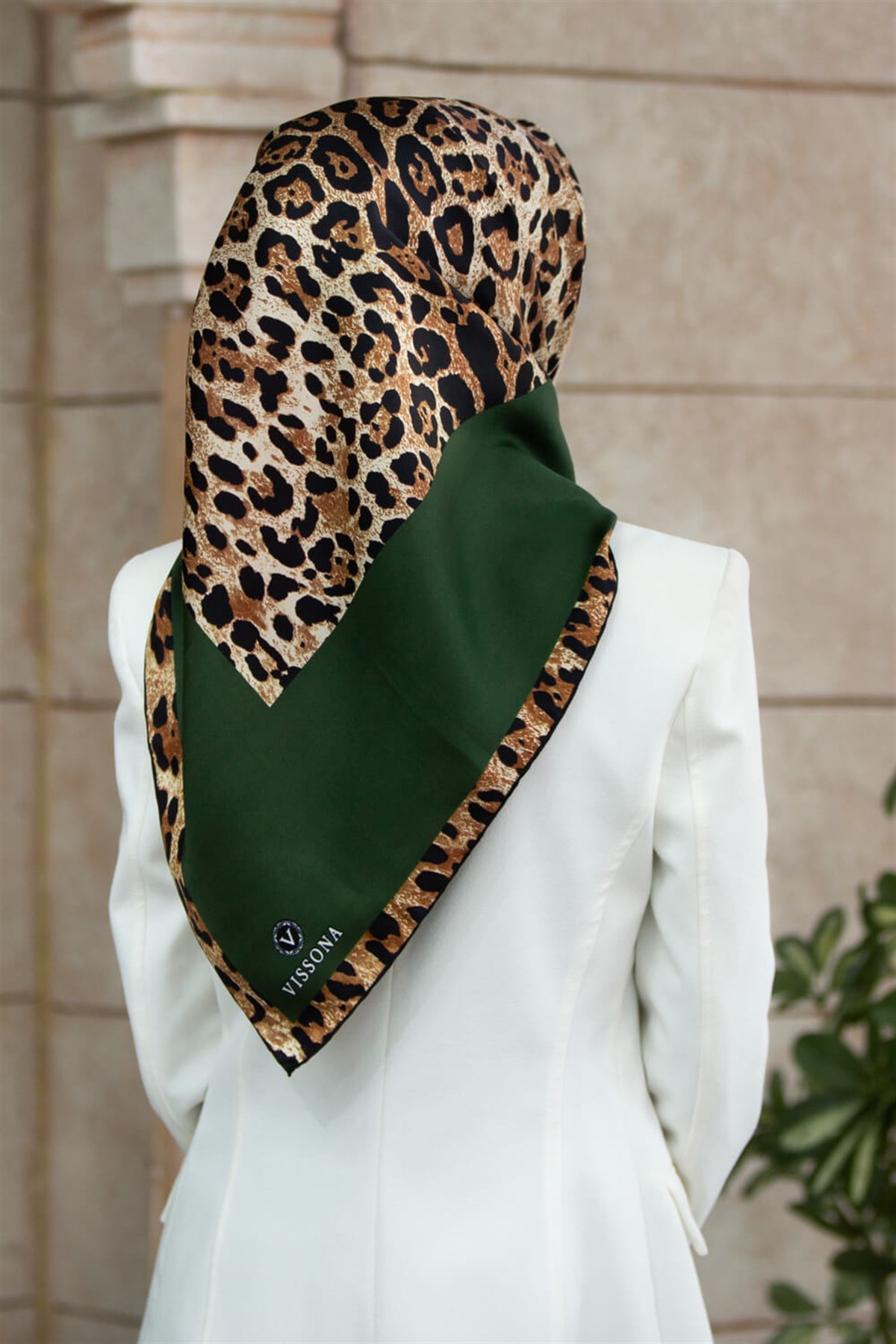 %100 Twill İpek Leopar Desenli Zümrüt Yeşili Renkli 90x90 Eşarp Dikim Şekli : El Dikişi