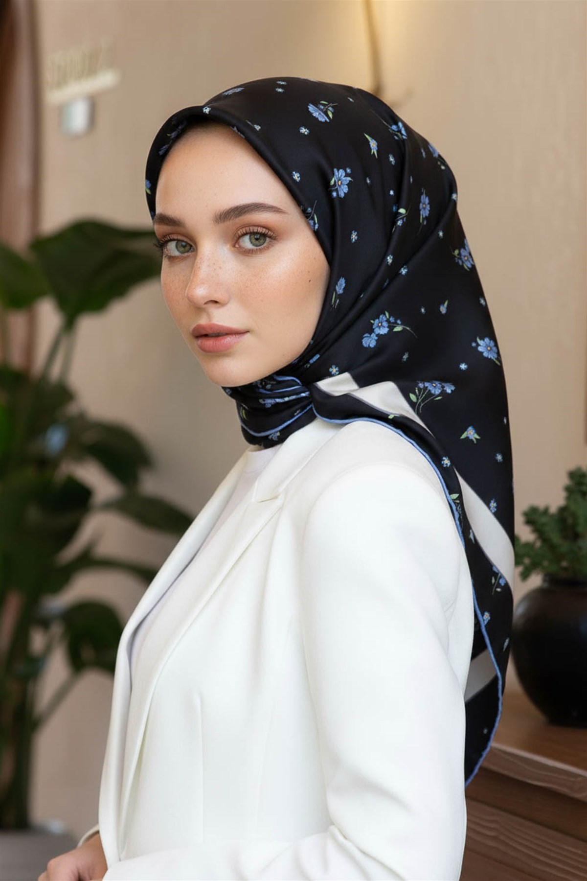 100% Twill İpek Bordürlü Çıtır Çiçek Desenli Siyah - İndigo Renkli 90x90 Dikim Şekli : El Dikişi Eşarp