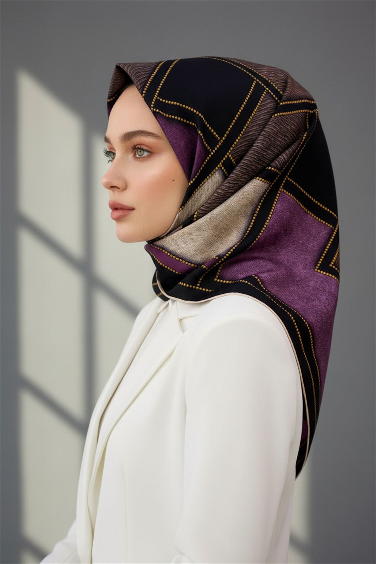 100% Twill İpek Gold Detaylı Kare Desenli Siyah - Mürdüm Renkli 90x90 Dikim Şekli : El Dikişi
