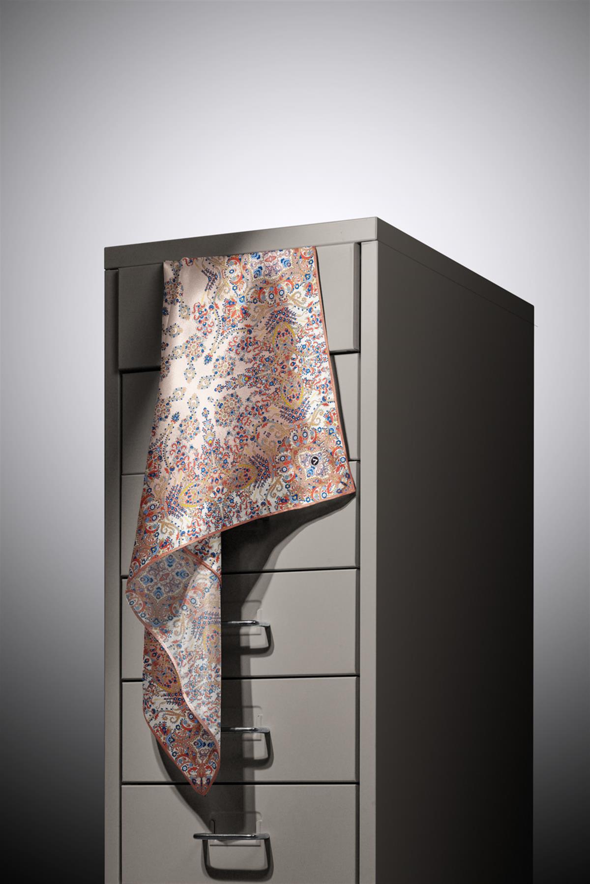 %100 Twill İpek Şal Desenli Bakır Renkli 90x90 Eşarp Dikim Şekli : El Dikişi