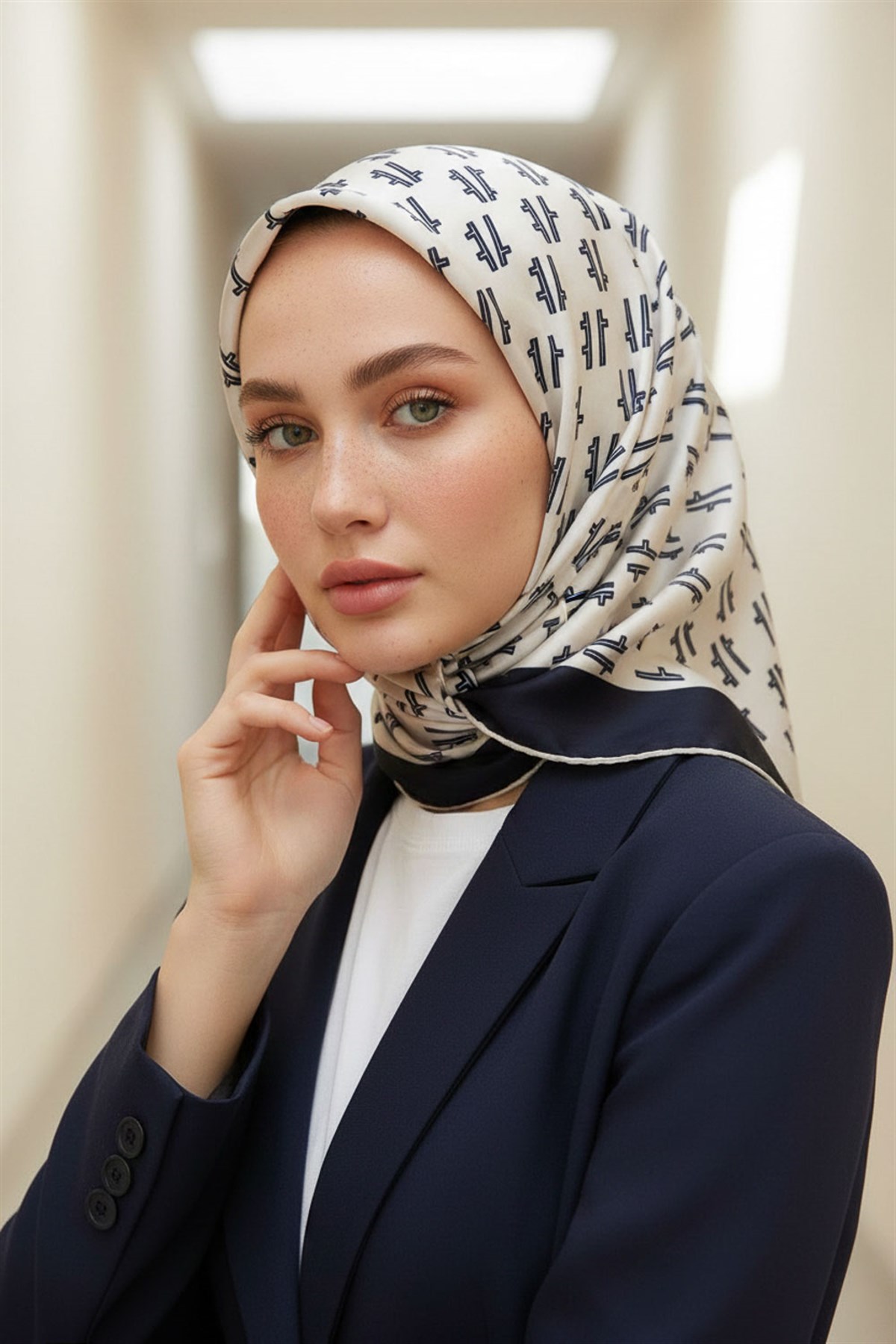 % 57 İPEK % 43 VİSKON Twill İpek Geometrik Desenli Krem - Lacivert Renkli 90x90 Eşarp Dikim Şekli : El Dikişi