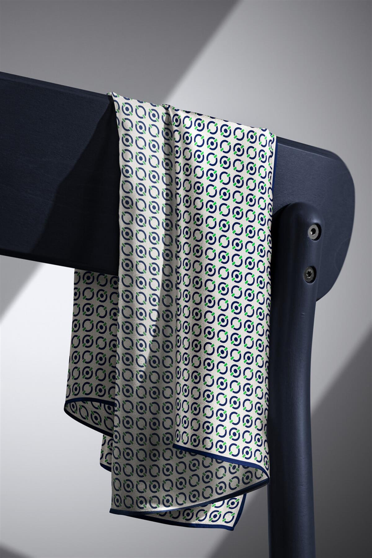 %100 Twill İpek Zincir Desenli Krem - Lacivert Renkli 90x90 Eşarp Kenar Dikiş Şekli El Dikişli
