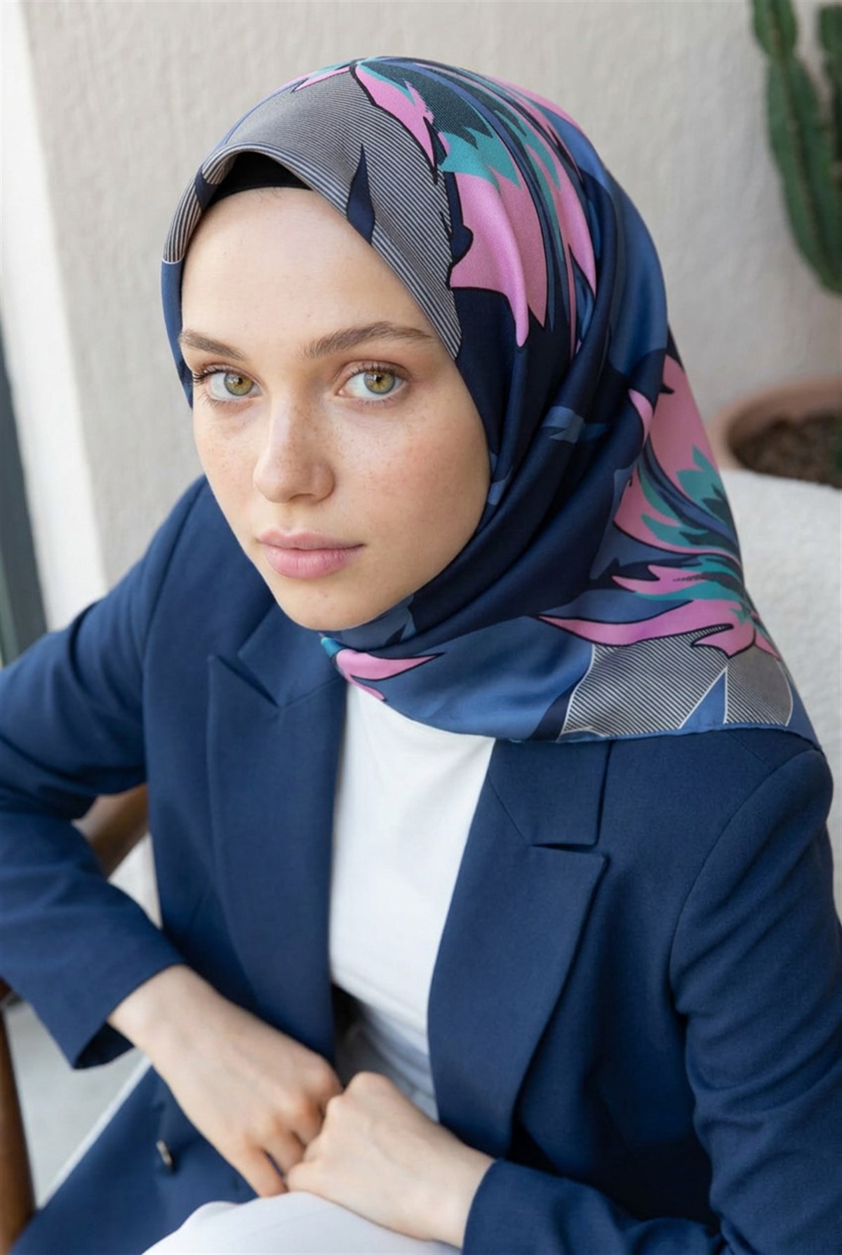 %100 Twill İpek Çiçek Desenli Lacivert - İndigo Renkli 90x90 Eşarp Dikim Şekli : El Dikişi