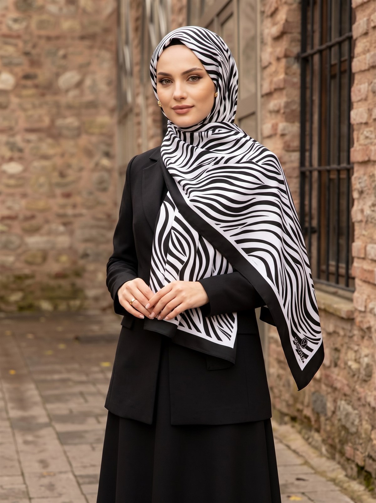 KREP GEOMETRİK DESENLİ SİYAH - BEYAZ RENKLİ 75X195 KIRIŞMAZ ŞAL