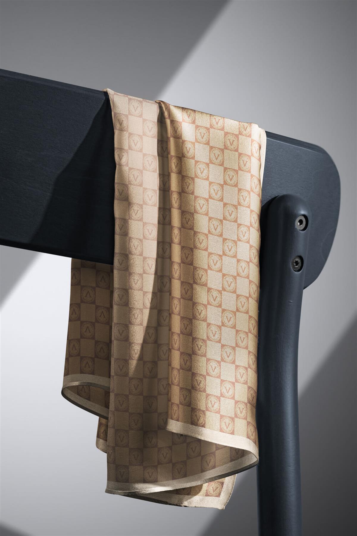 %100 Twill İpek Monogram Desenli Bej Renkli 90x90 Eşarp Dikim Şekli : El Dikişi