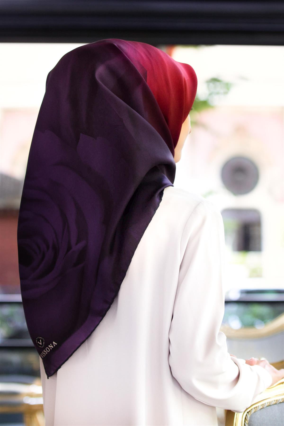 %100 Twill İpek Gül Desenli Kırmızı - Lacivert Renkli 90x90 Eşarp Dikim Şekli : El Dikişi