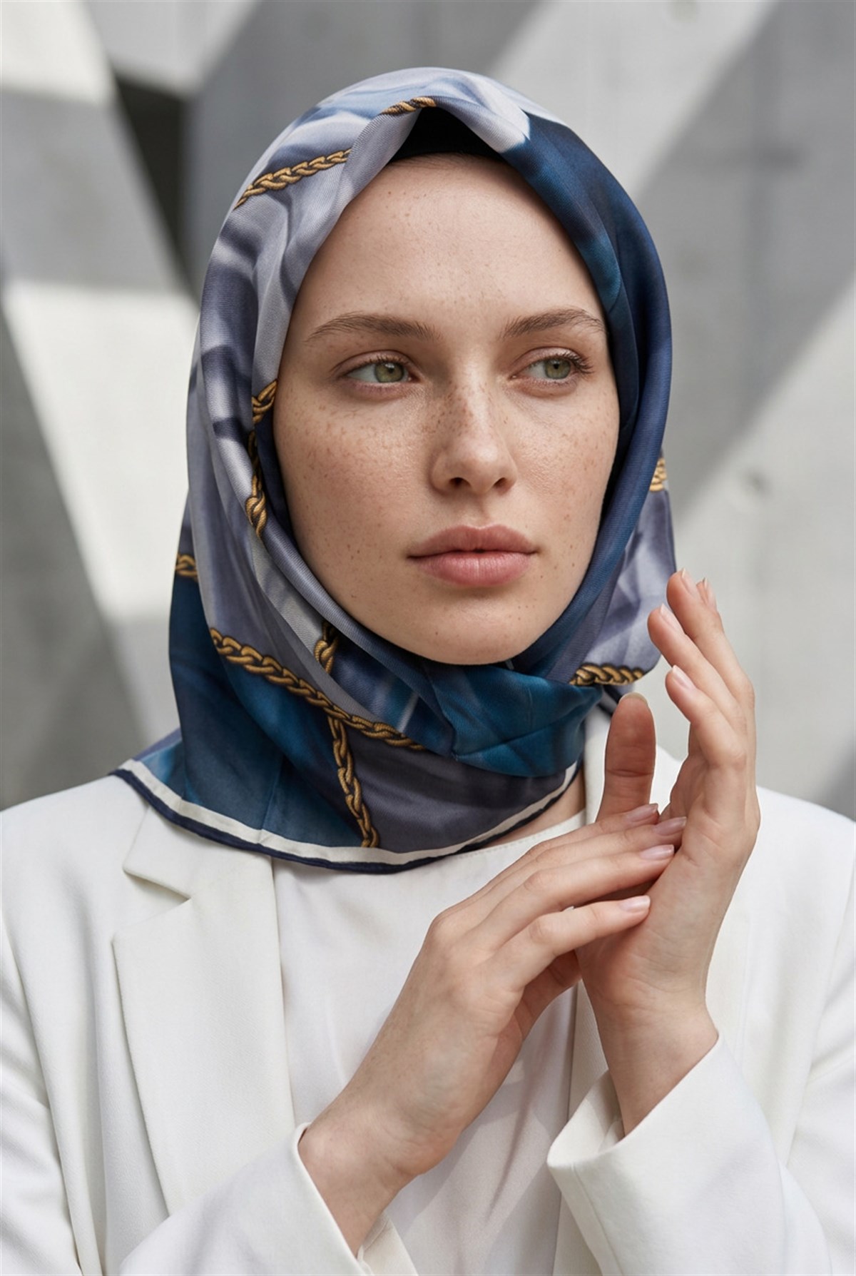 % 57 İPEK % 43 VİSKON Twill İpek Çiçek Geometrik Desenli lacivert  Renkli 90x90 Eşarp Dikim Şekli : El Dikişi