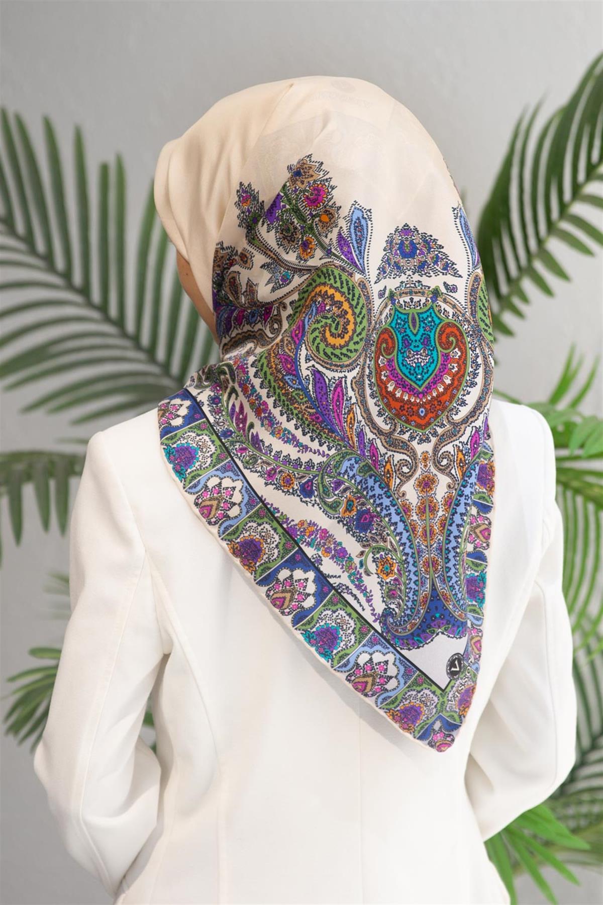 100% Twill İpek Etnik Desenli Krem Renkli 90x90 Dikim Şekli : El Dikişi Eşarp