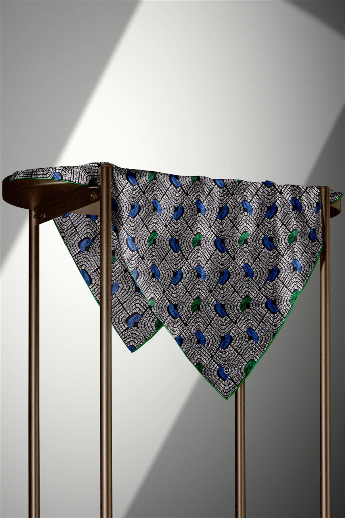 %100 Twill İpek Geometrik Desenli Saks - Zümrüt Yeşili Renkli 90x90 Eşarp Dikim Şekli : El Dikişi