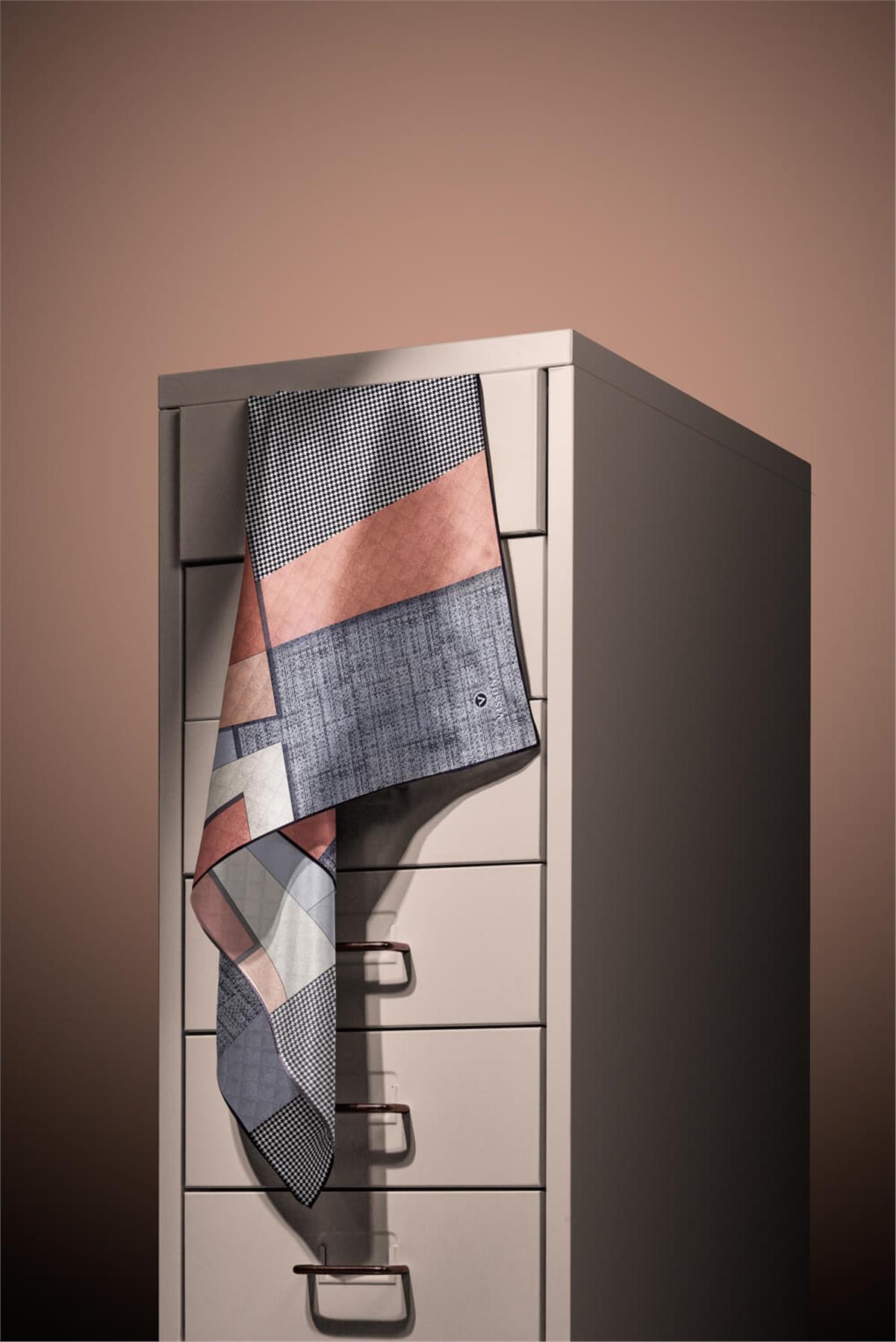 %100 Twill İpek Kazayaklı Ve Geometrik Desenli Gri - Bakır Renkli 90x90 Eşarp Dikim Şekli : El Dikişi