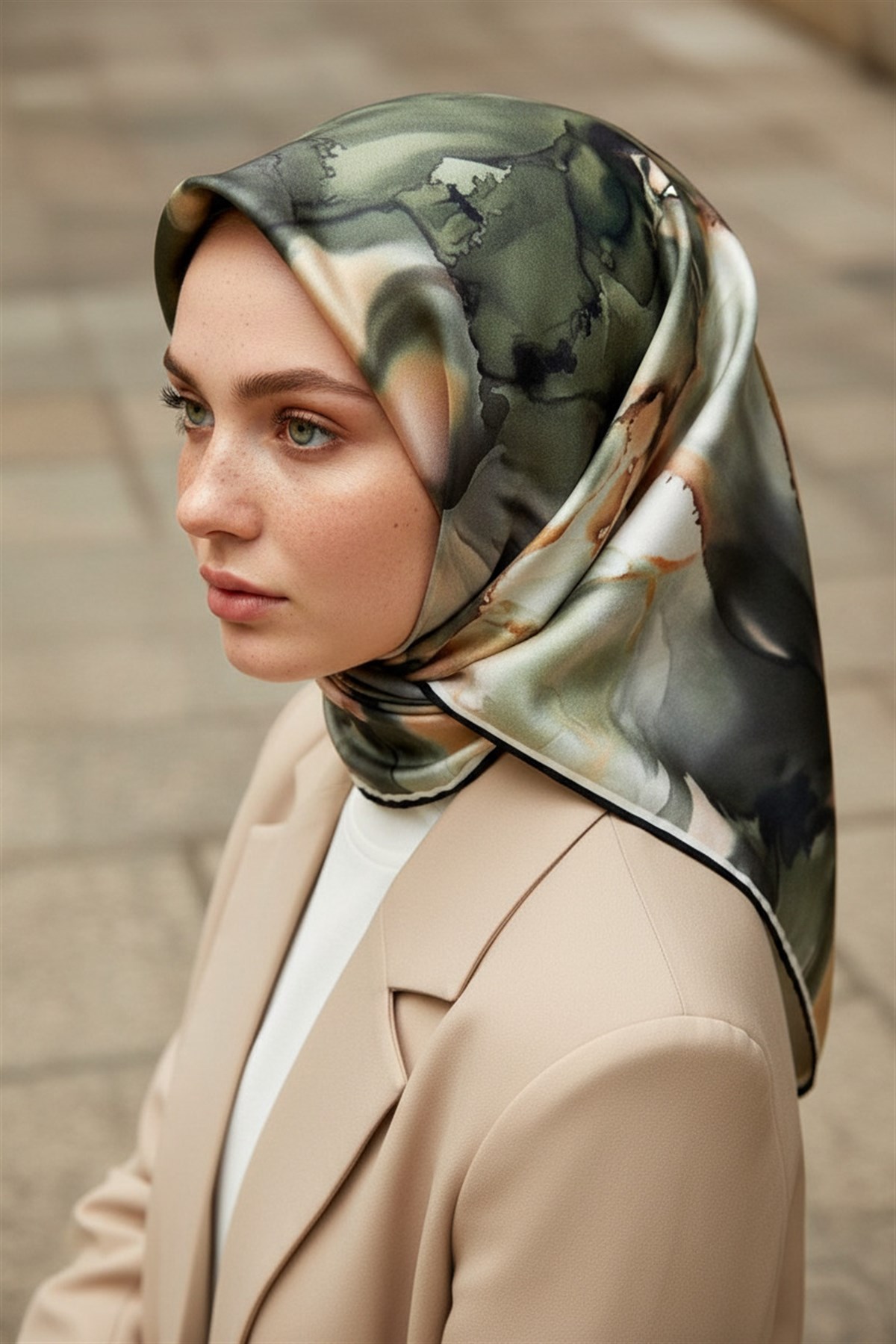 %100 Twill İpek Batik Çiçek Desenli Haki Yeşili - Vizon Renkli 90x90 Eşarp Kenar Dikiş Şekli El Dikişli