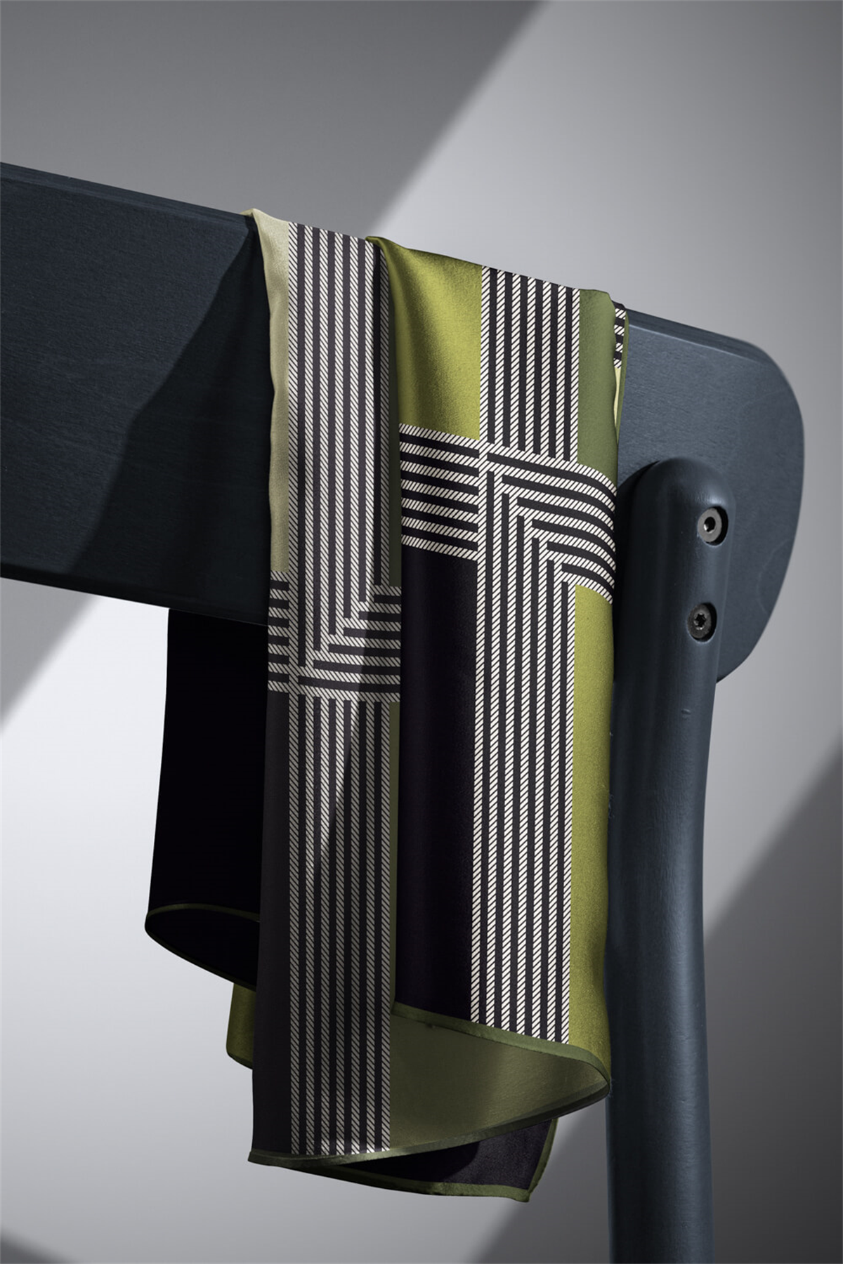 % 57 İPEK % 43 VİSKON Twill İpek Geometrik Desenli Haki Renkli 90x90 Eşarp Dikim Şekli : El Dikişi