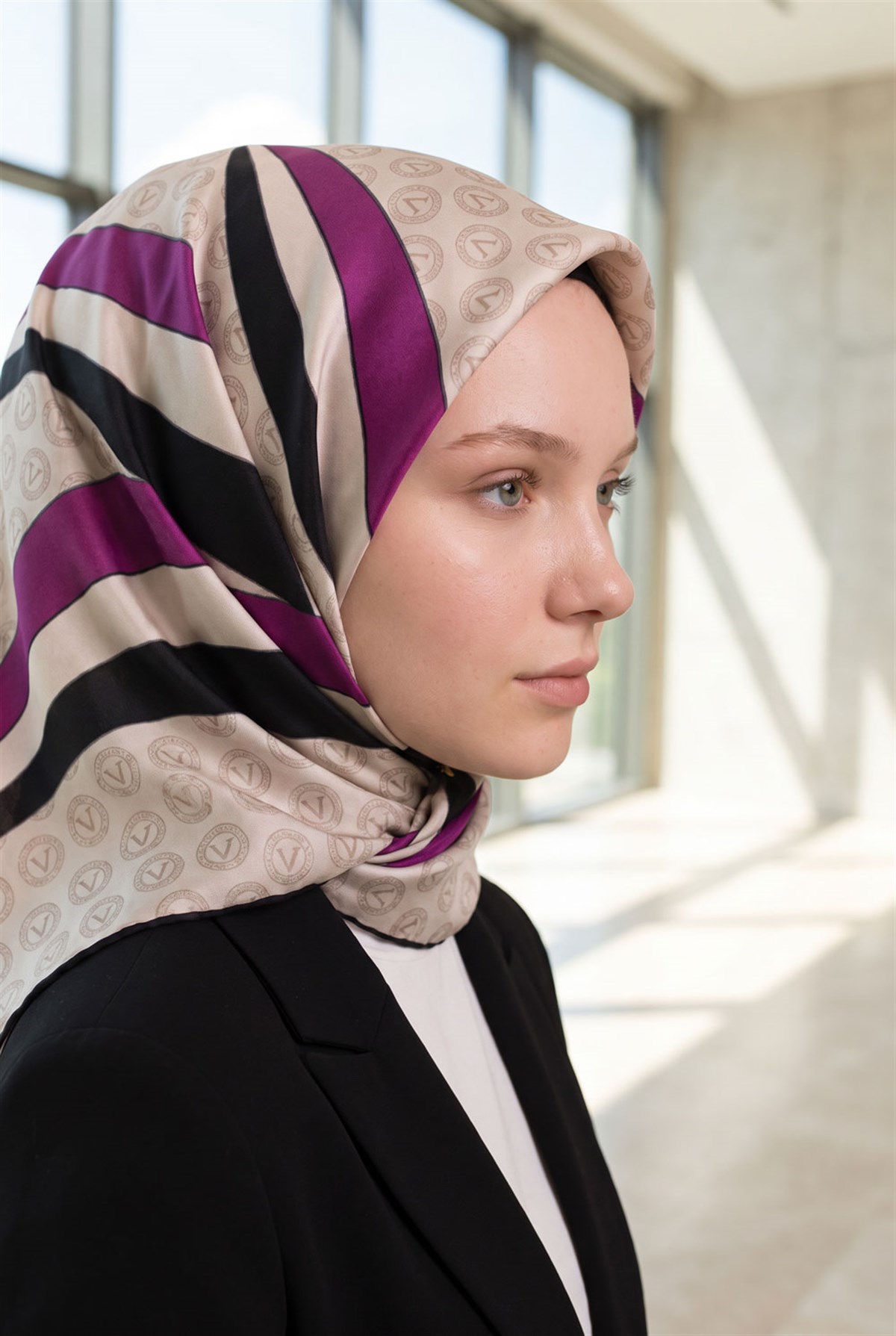 %100 Twill İpek Monogram Ve Geometrik Desenli Krem - Mürdüm Renkli 90x90 Eşarp Dikim Şekli : El Dikişi