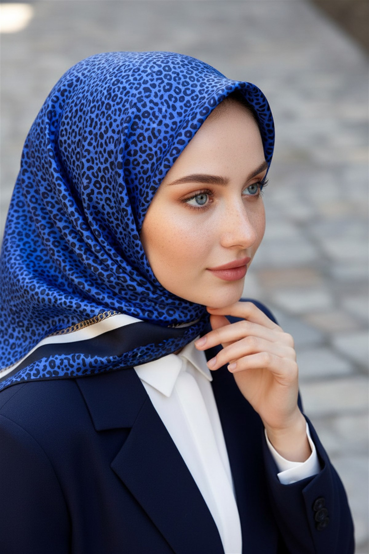 %100 Twill İpek Leopar Desenli Saks Renkli 90x90 Eşarp Dikim Şekli : El Dikişi