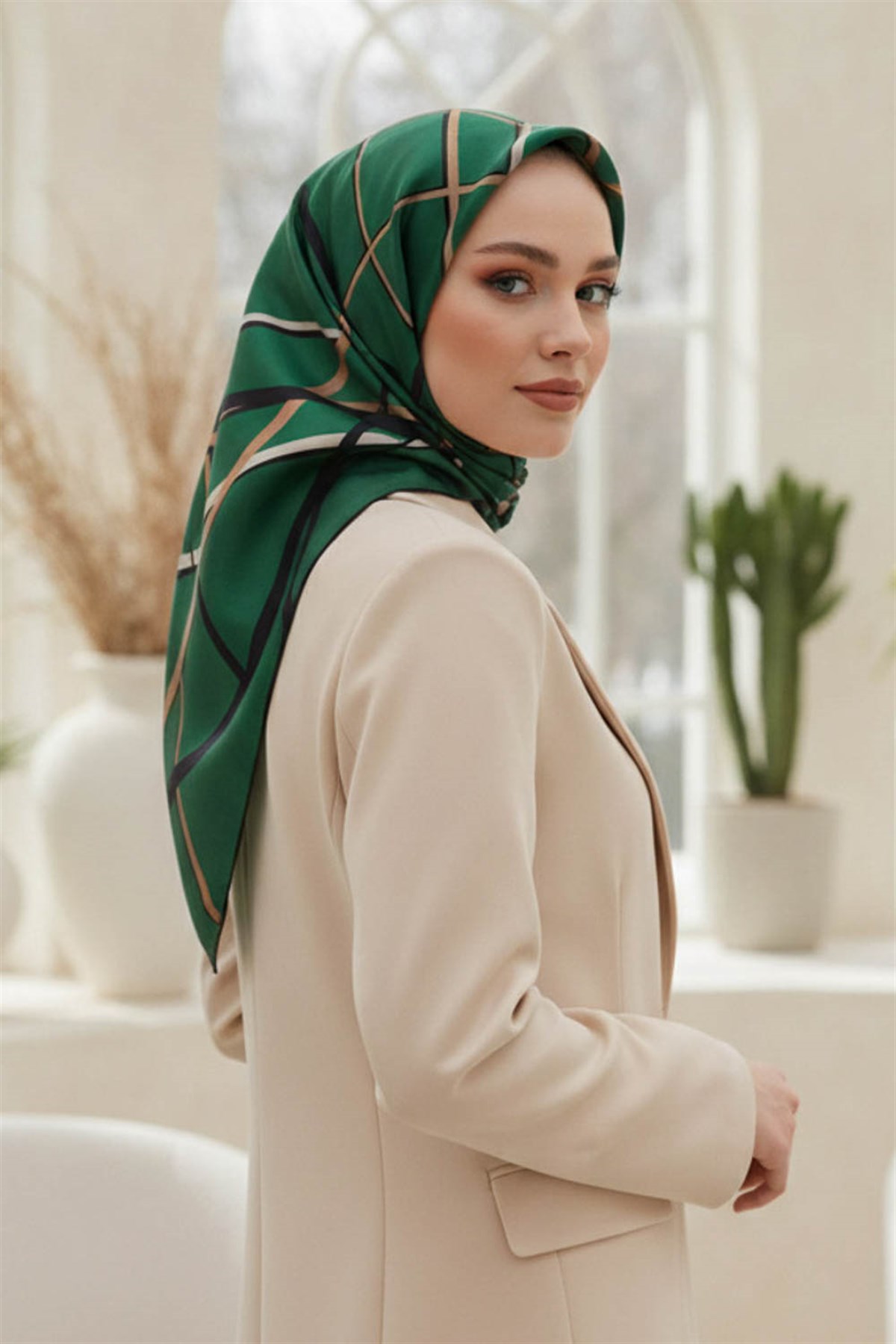 %57 İPEK %43 VİSKON Twill İpek Çizgili Desenli Zümrüt Yeşili - Siyah Renkli 90x90 Eşarp Dikim Şekli : El Dikişi