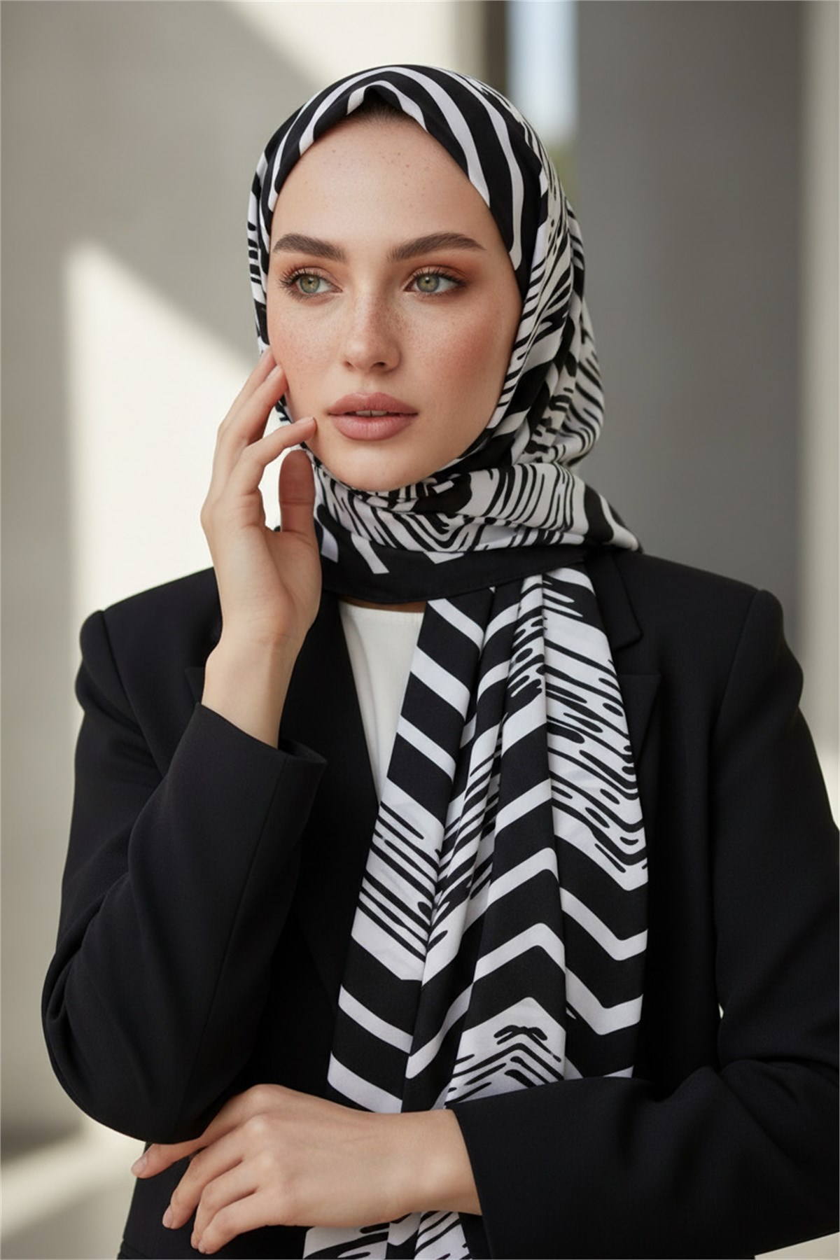 KREP GEOMETRİK DESENLİ SİYAH - BEYAZ RENKLİ 75X195 KIRIŞMAZ ŞAL