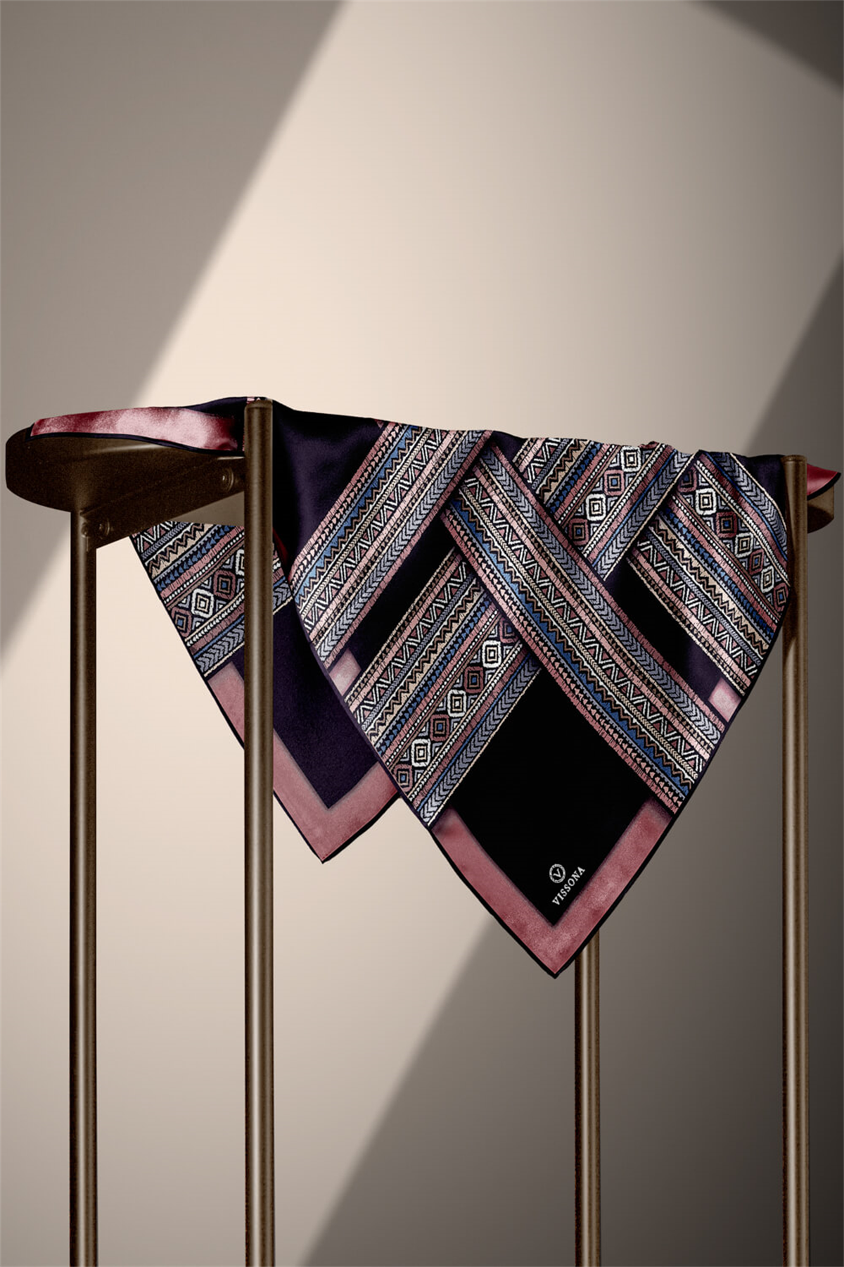 % 57 İPEK % 43 VİSKON Twill İpek Etnik Desenli Gül Kurusu - Siyah Renkli 90x90 Eşarp Dikim Şekli : El Dikişi