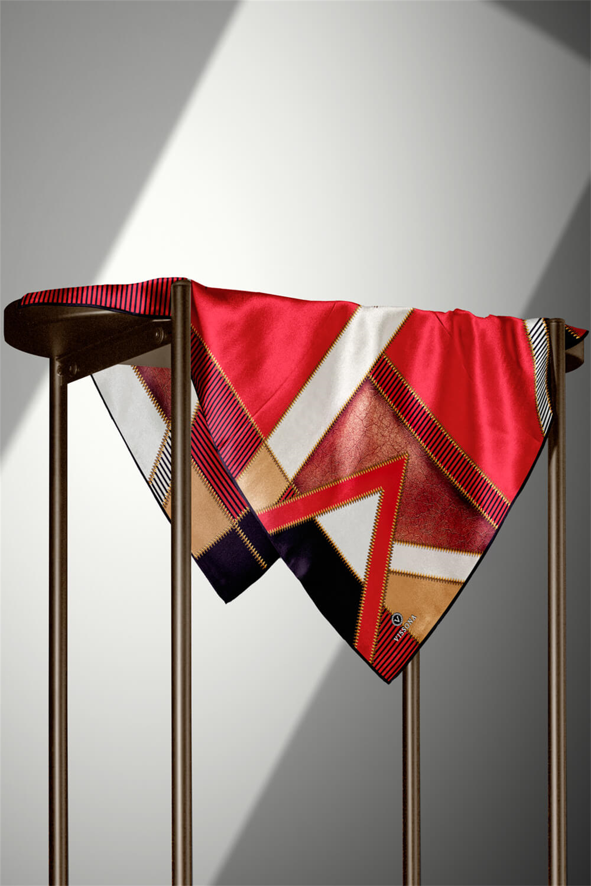 % 57 İPEK % 43 VİSKON Twill İpek Geometrik Desenli Kırmızı - Siyah Renkli 90x90 Eşarp Dikim Şekli : El Dikişi