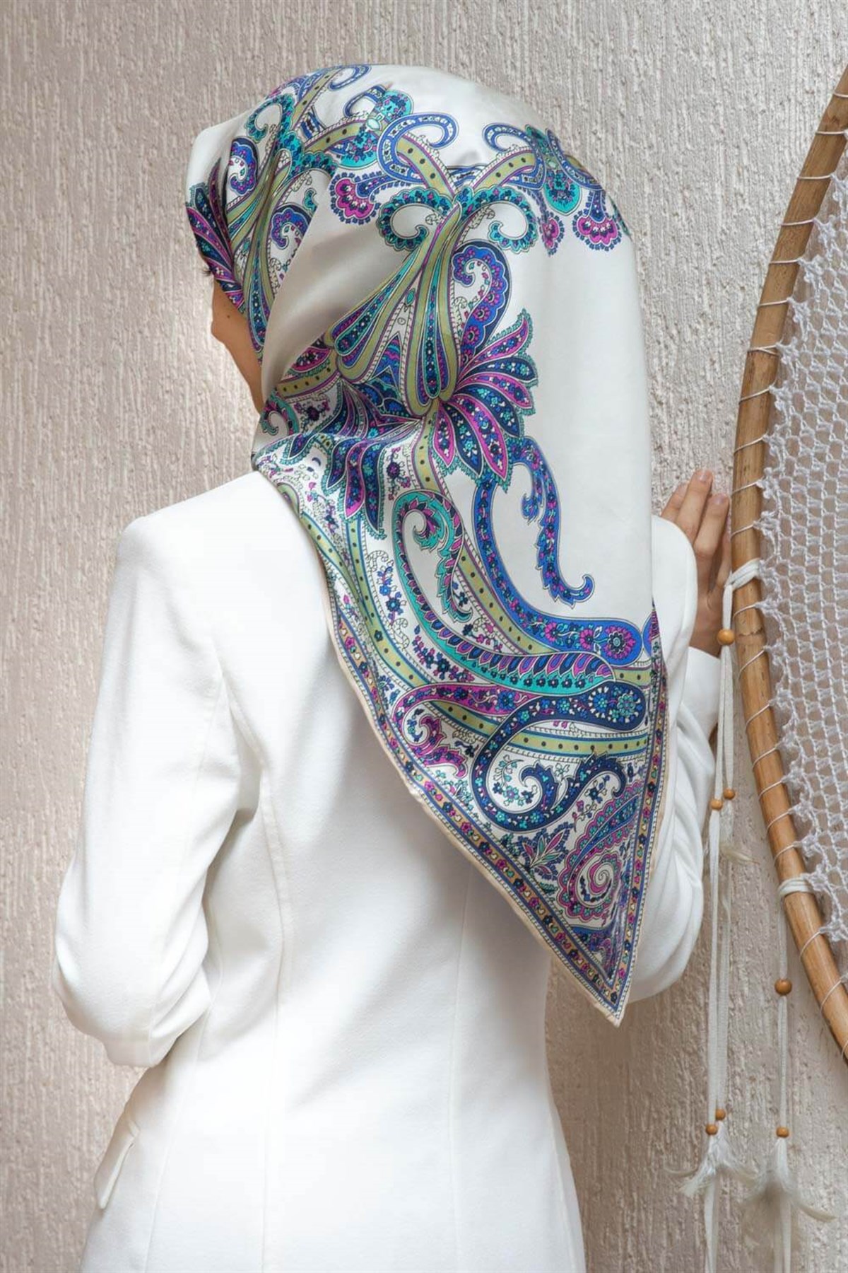 %100 Twill İpek Şal Desenli Krem - Saks Renkli 90x90 Eşarp Dikim Şekli : El Dikişi