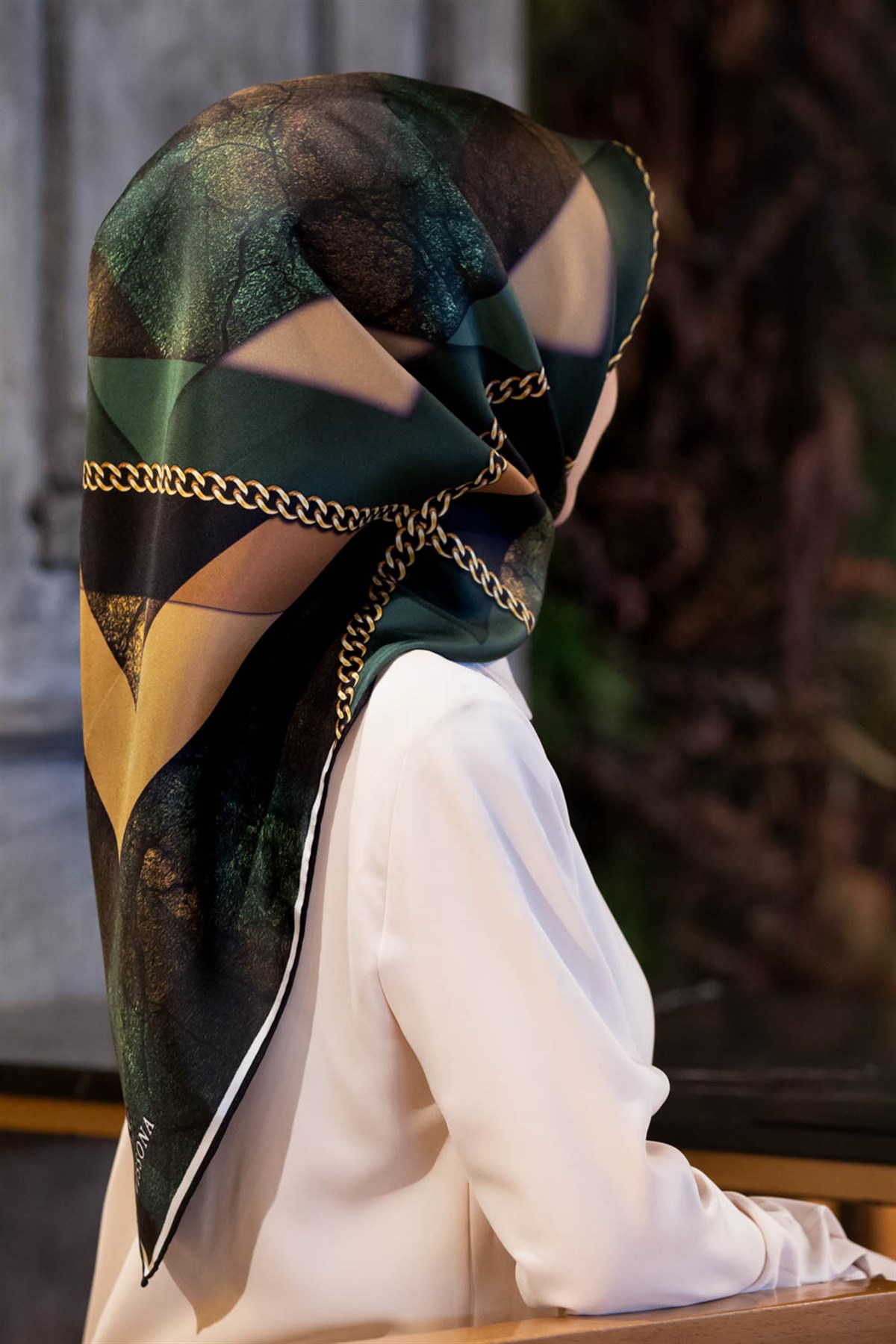 %100 Twill İpek Taş Efekti Desenli Zümrüt - Siyah Renkli 90x90 Eşarp Dikim Şekli : El Dikişi