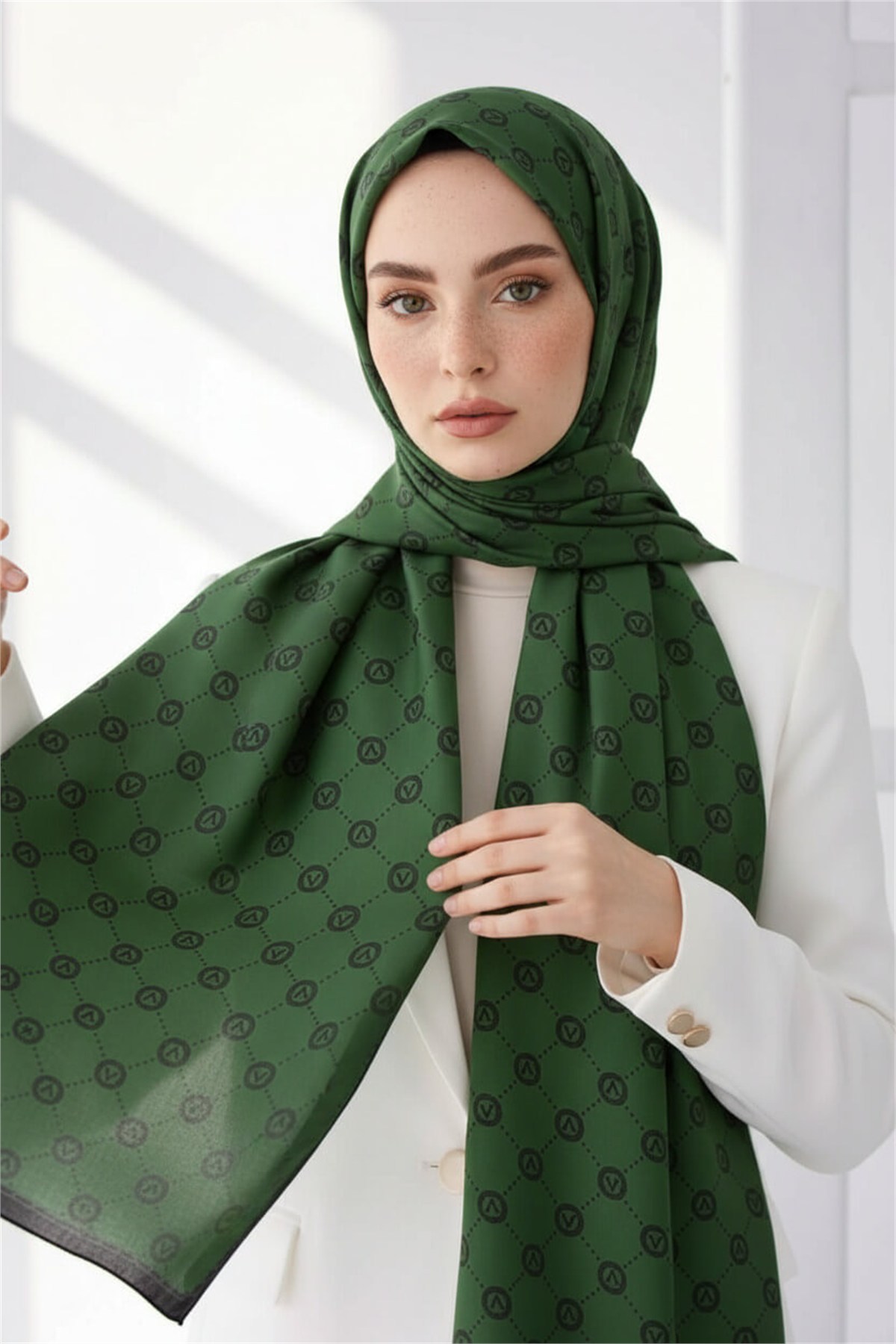 %100 Saf İpek Şal İnce Saten Vual Dokuma V Logo Desenli Zümrüt Yeşili Renkli 90x210 Şal