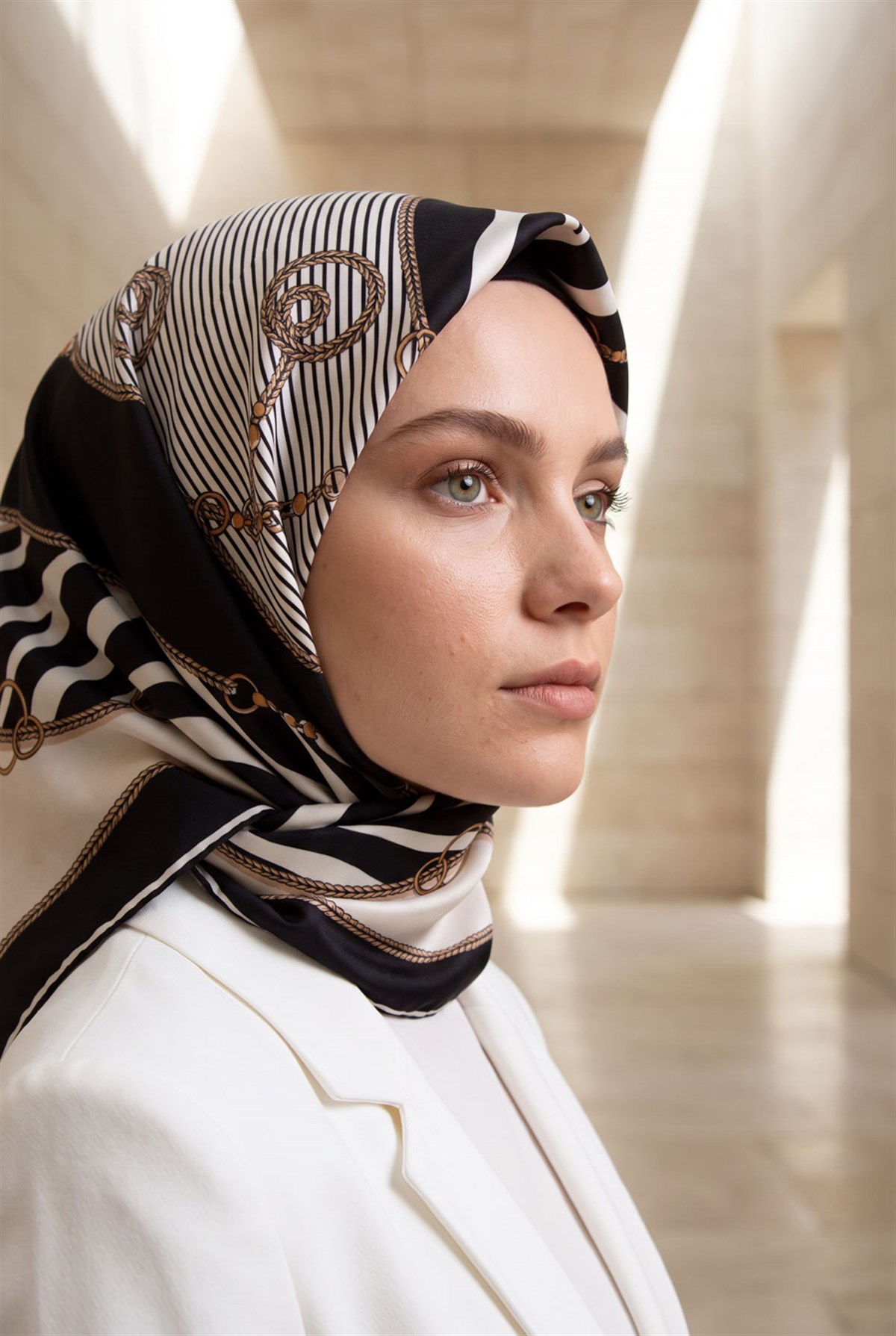 %100 Twill İpek Zincirli Ve Zebra Desenli Krem - Siyah Renkli 90x90 Eşarp Dikim Şekli : El Dikişi