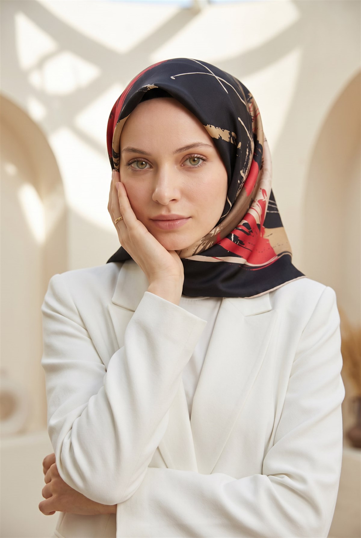 %57 İPEK %43 VİSKON Twill İpek Geometrik Desenli Siyah - Kırmızı Renkli 90x90 Eşarp Dikim Şekli : El Dikişi
