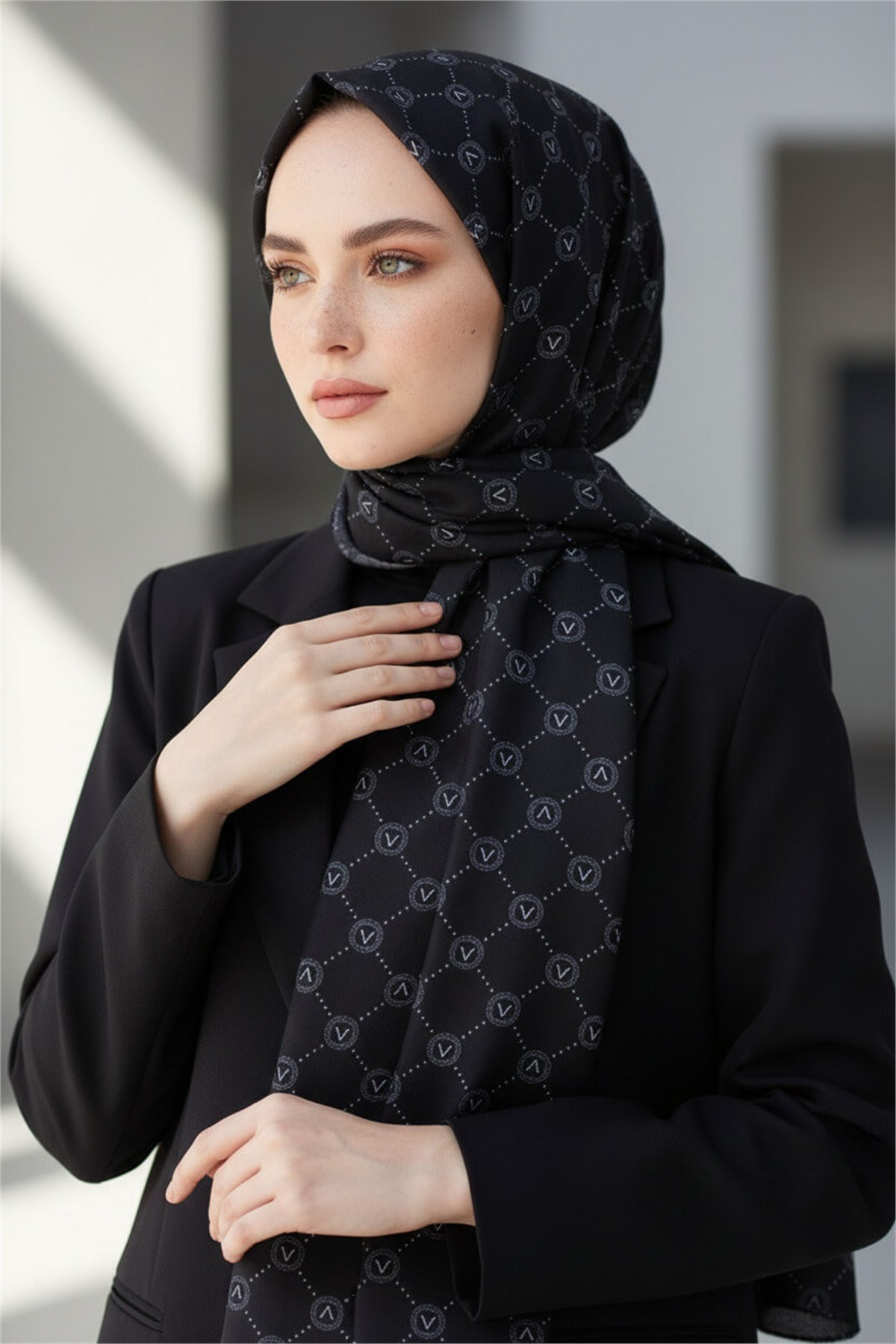 %100 Saf İpek Şal İnce Saten Vual Dokuma V Logo Desenli Siyah - Gri Renkli 90x210 Şal