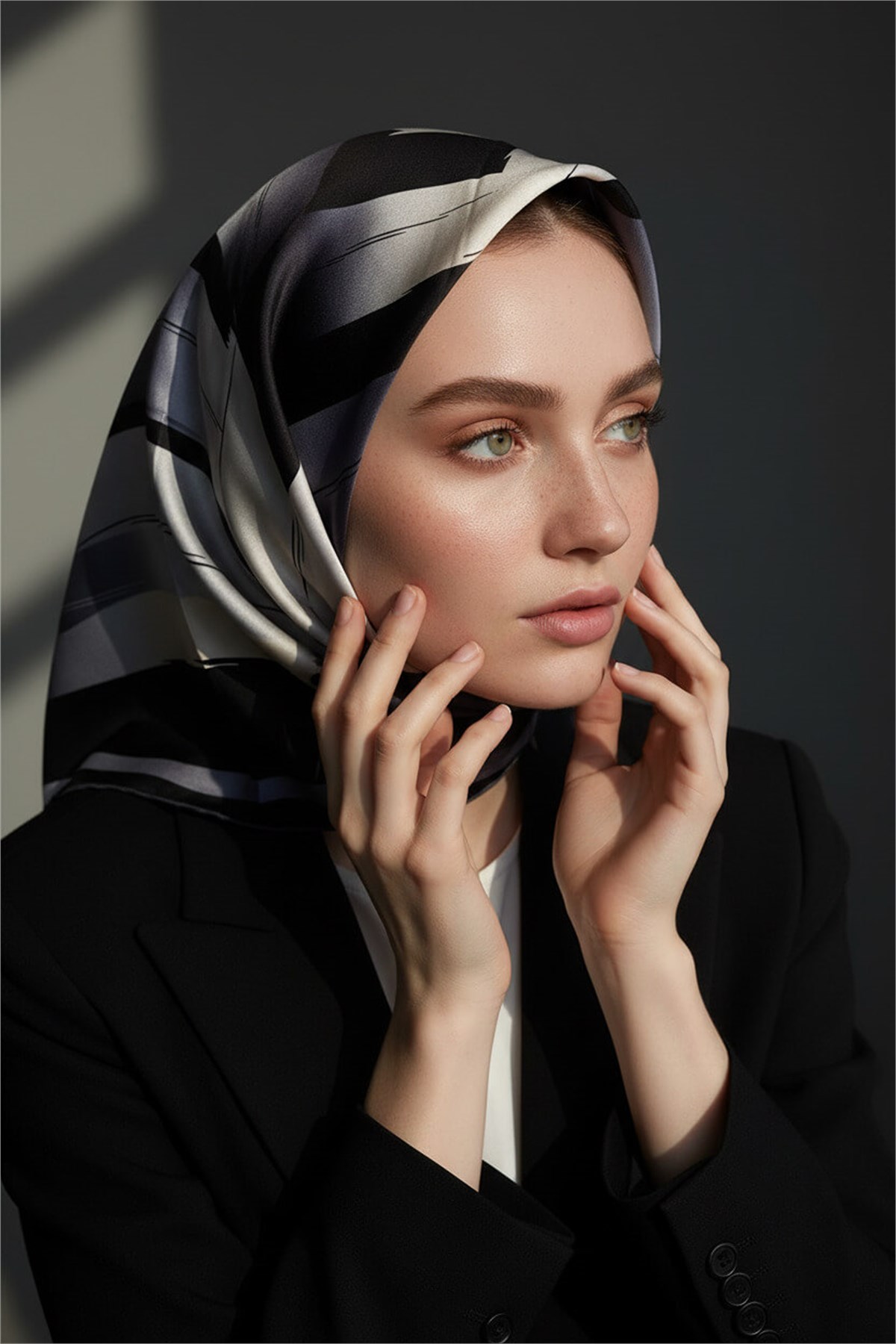 %100 Twill İpek Geometrik Fırça İzi Desenli Siyah - Gri Renkli 90x90 Eşarp Dikim Şekli : El Dikişi