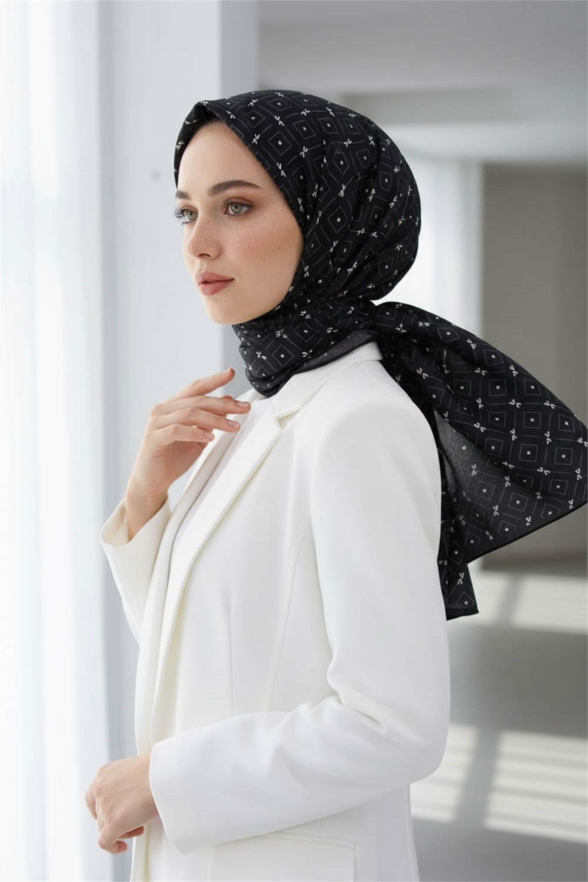 KREP GEOMETRİK DESENLİ SİYAH RENKLİ 75X195 KIRIŞMAZ ŞAL