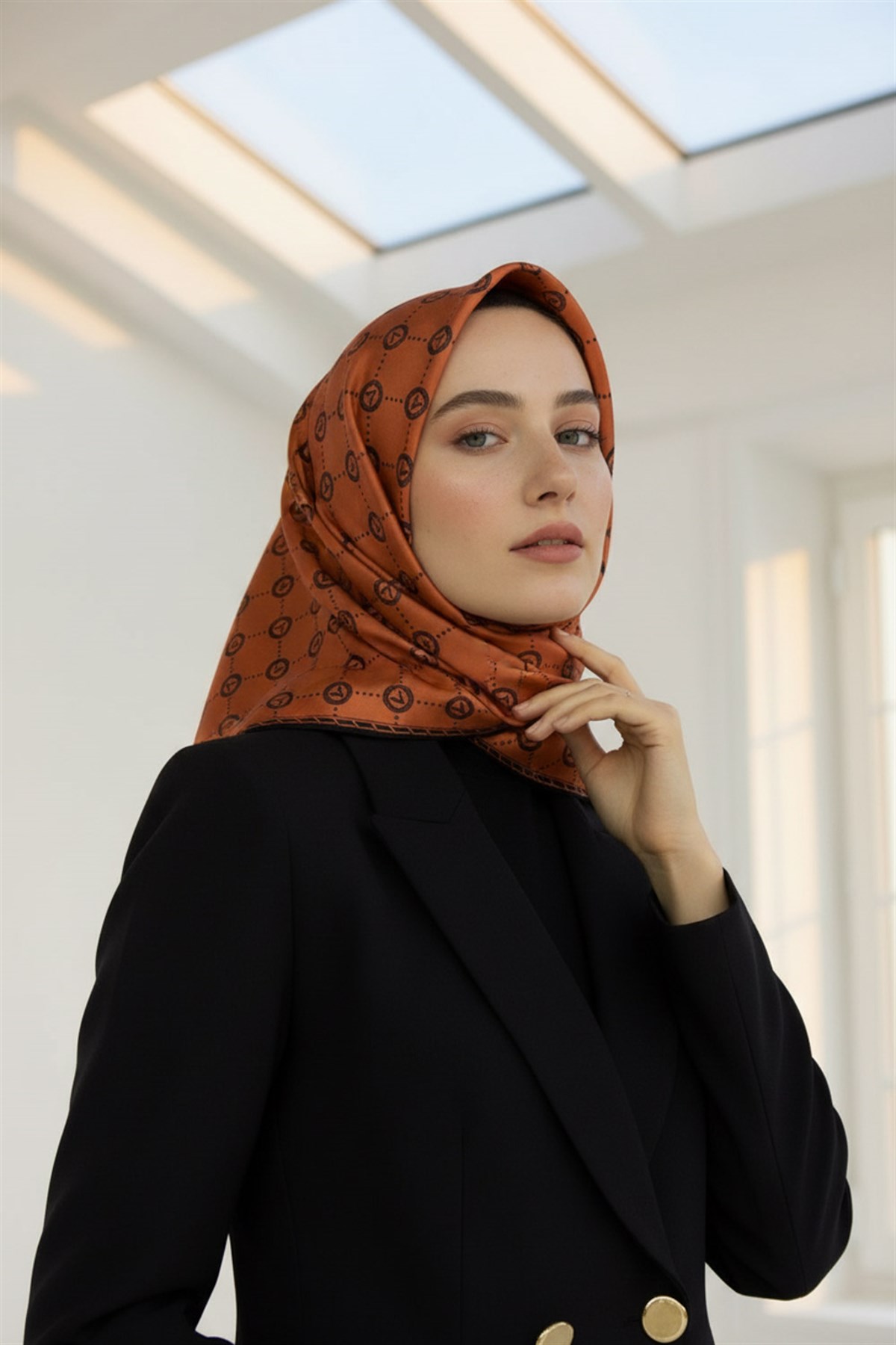 %100 Twill İpek Monogram Desenli Taba - Siyah Renkli 90x90 Eşarp Dikim Şekli : El Dikişi