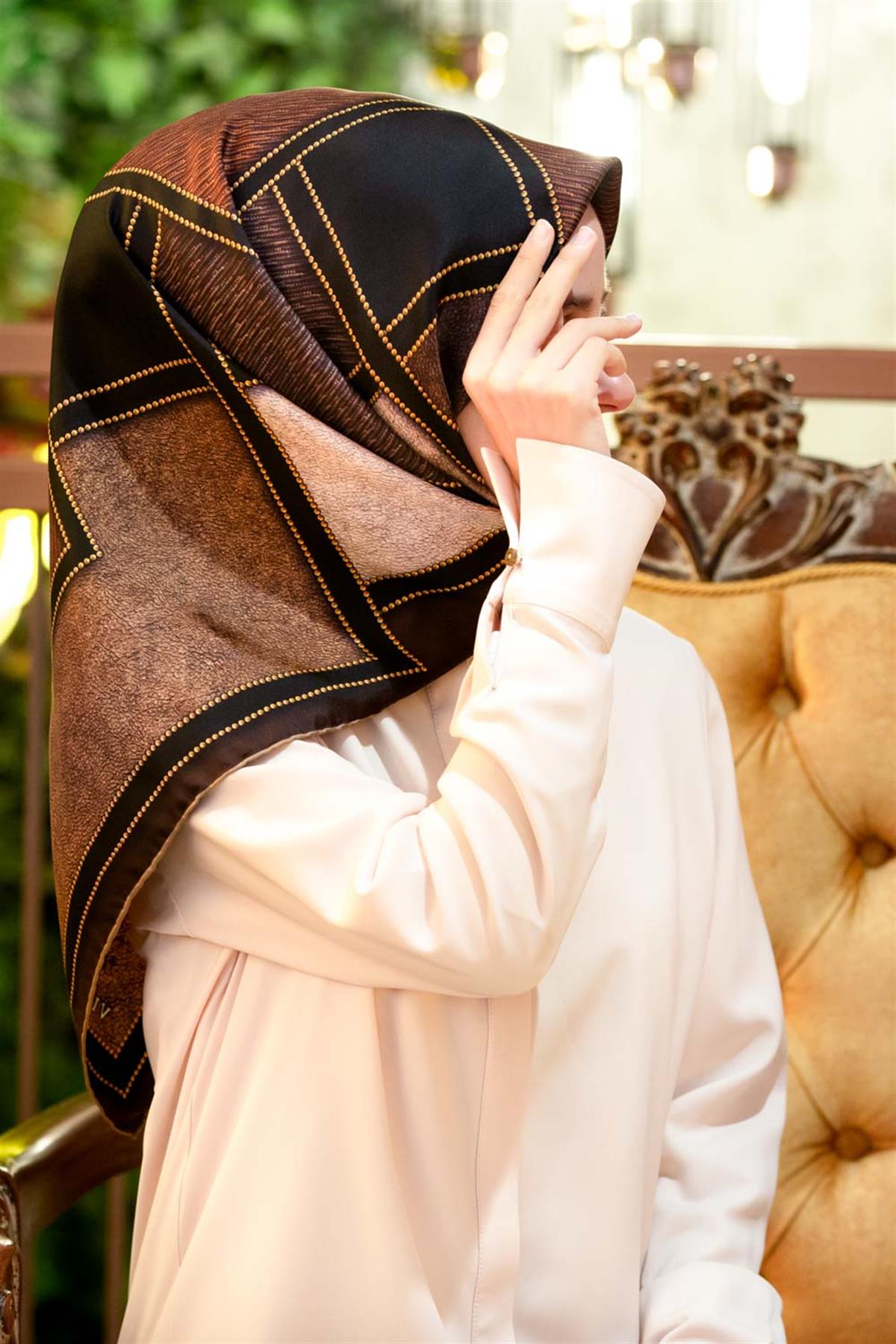 100% Twill İpek Gold Detaylı Kare Desenli Kahverengi - Bej Renkli 90x90 Dikim Şekli : El Dikişi