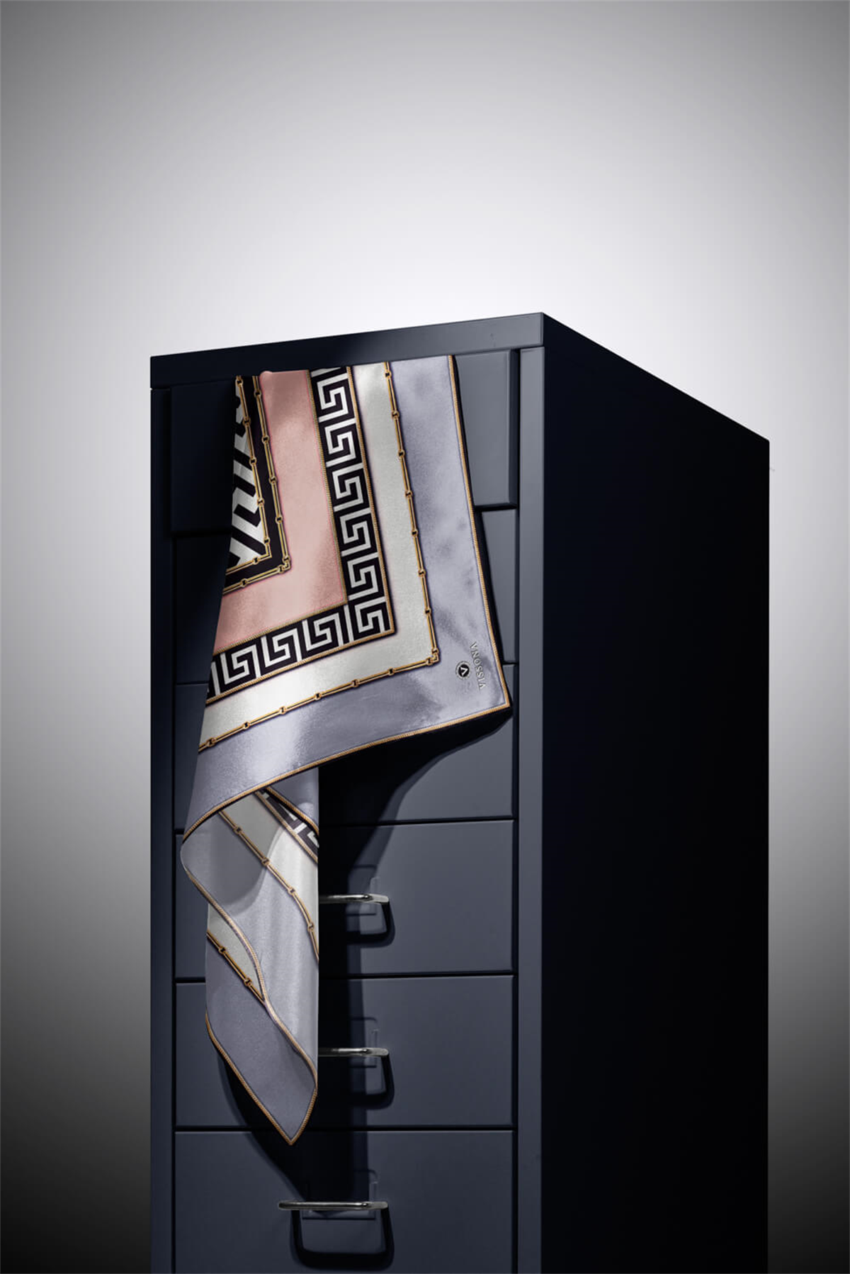 %100 Twill İpek Labirent Ve Geometrik Desenli Gri - Pudra Renkli 90x90 Eşarp Dikim Şekli : El Dikişi