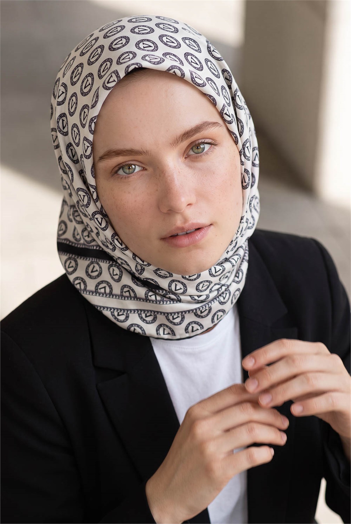 %100 Twill İpek Monogram Desenli Krem - Siyah Renkli 90x90 Eşarp Dikim Şekli : El Dikişi