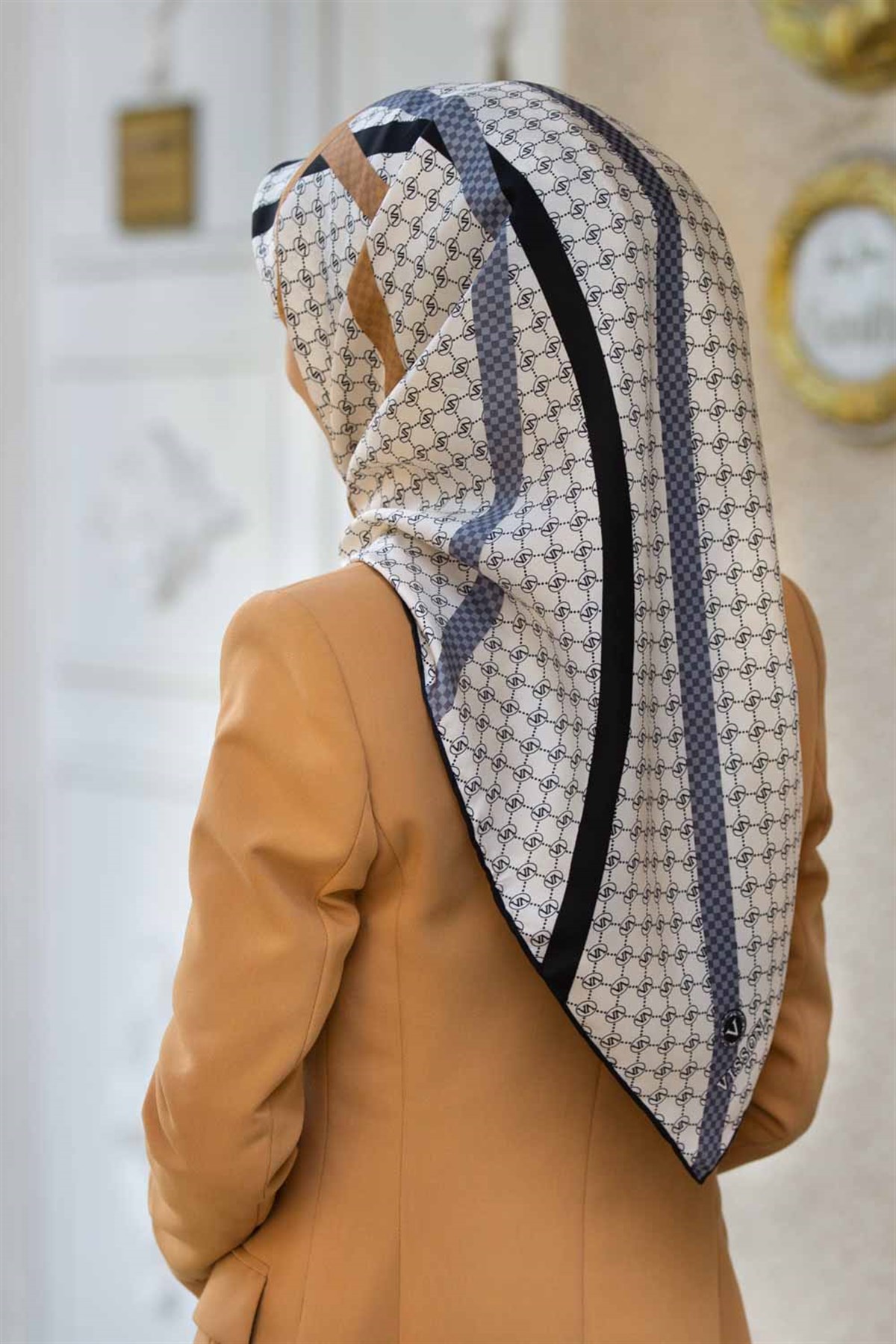 %100 Twill İpek Monogram Ve Şerit Desenli Gri - Siyah Renkli 90x90 Eşarp Dikim Şekli : El Dikişi