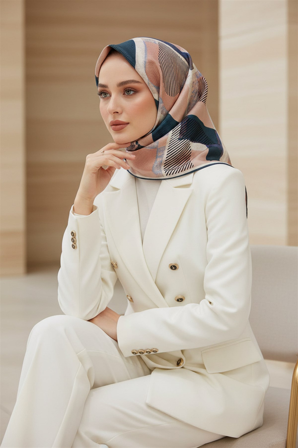 %100 Twill İpek Geometri Desenli Lacivert - Vizon Renkli 90x90 Eşarp Kenar Dikiş Şekli El Dikişli