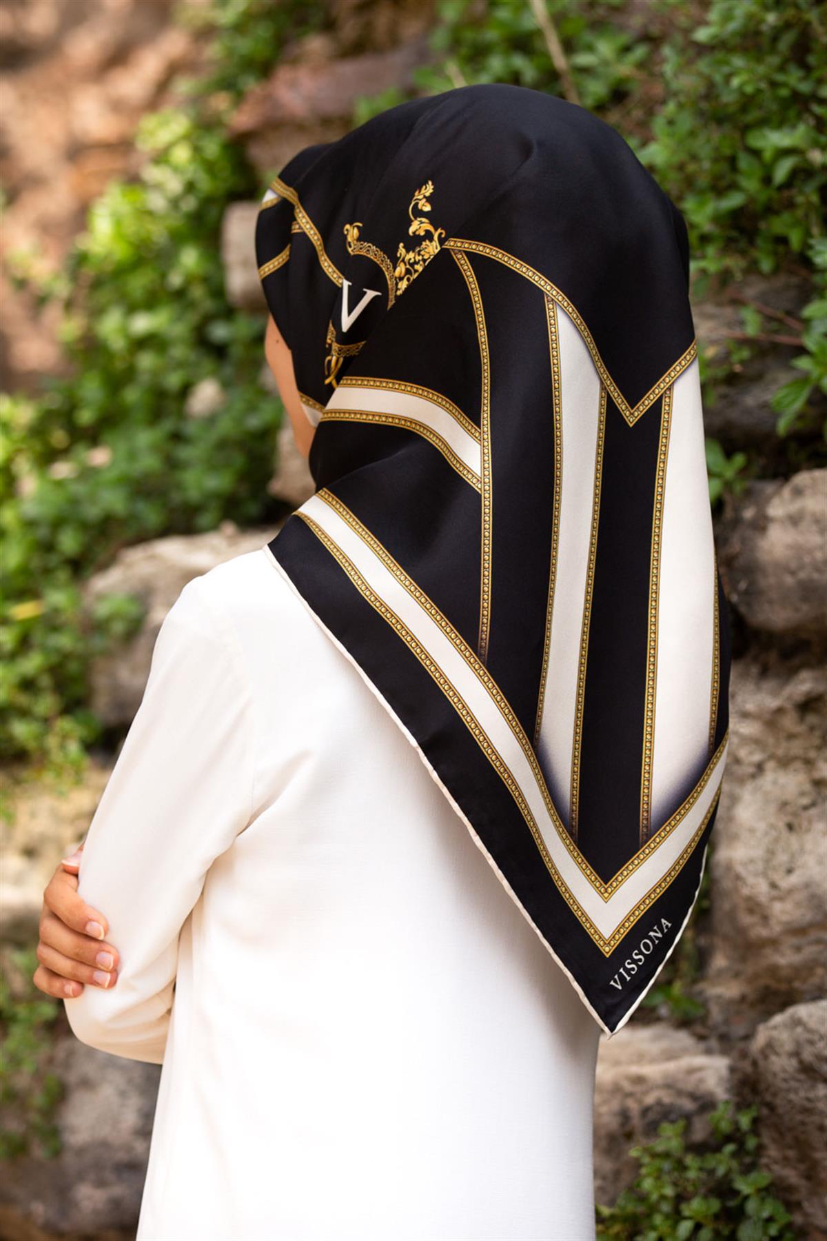 %100 Twill İpek Baroklu Ve Geometrik Desenli Siyah - Krem Renkli 90x90 Eşarp Dikim Şekli : El Dikişi