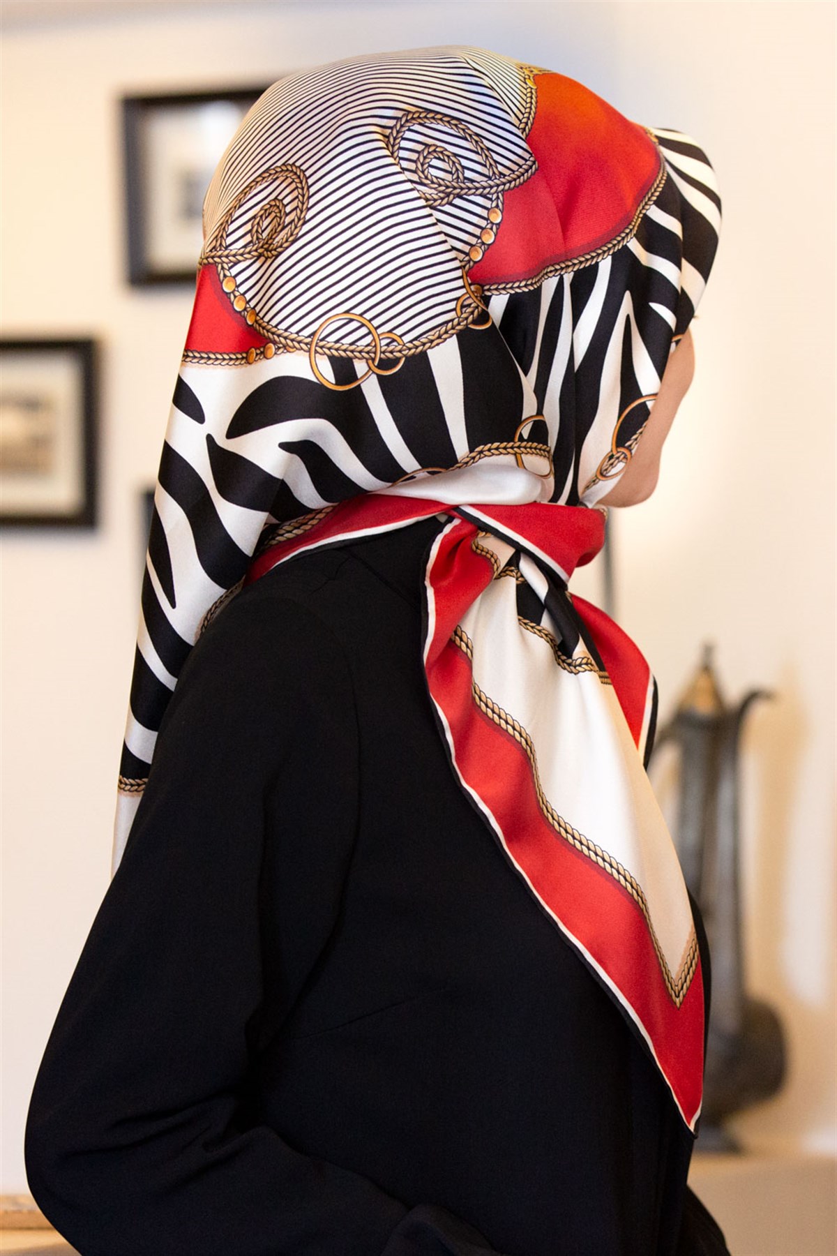 %100 Twill İpek Zincirli Ve Zebra Desenli Kırmızı - Siyah Renkli 90x90 Eşarp Dikim Şekli : El Dikişi